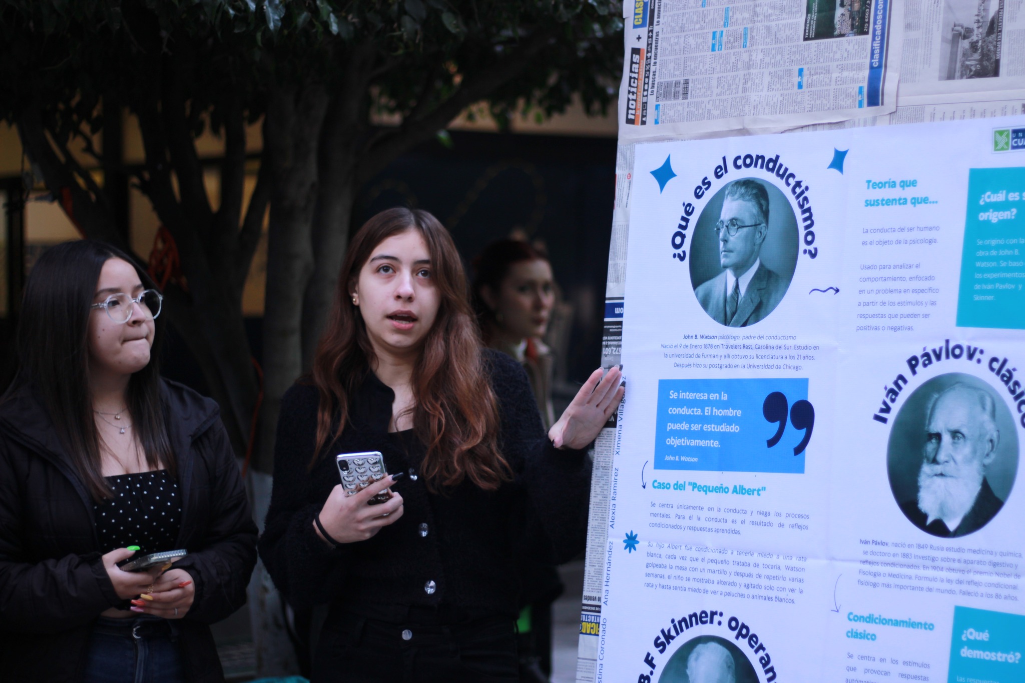 ALUMNOS DE PSICOLOGÍA PRESENTAN CARTELES