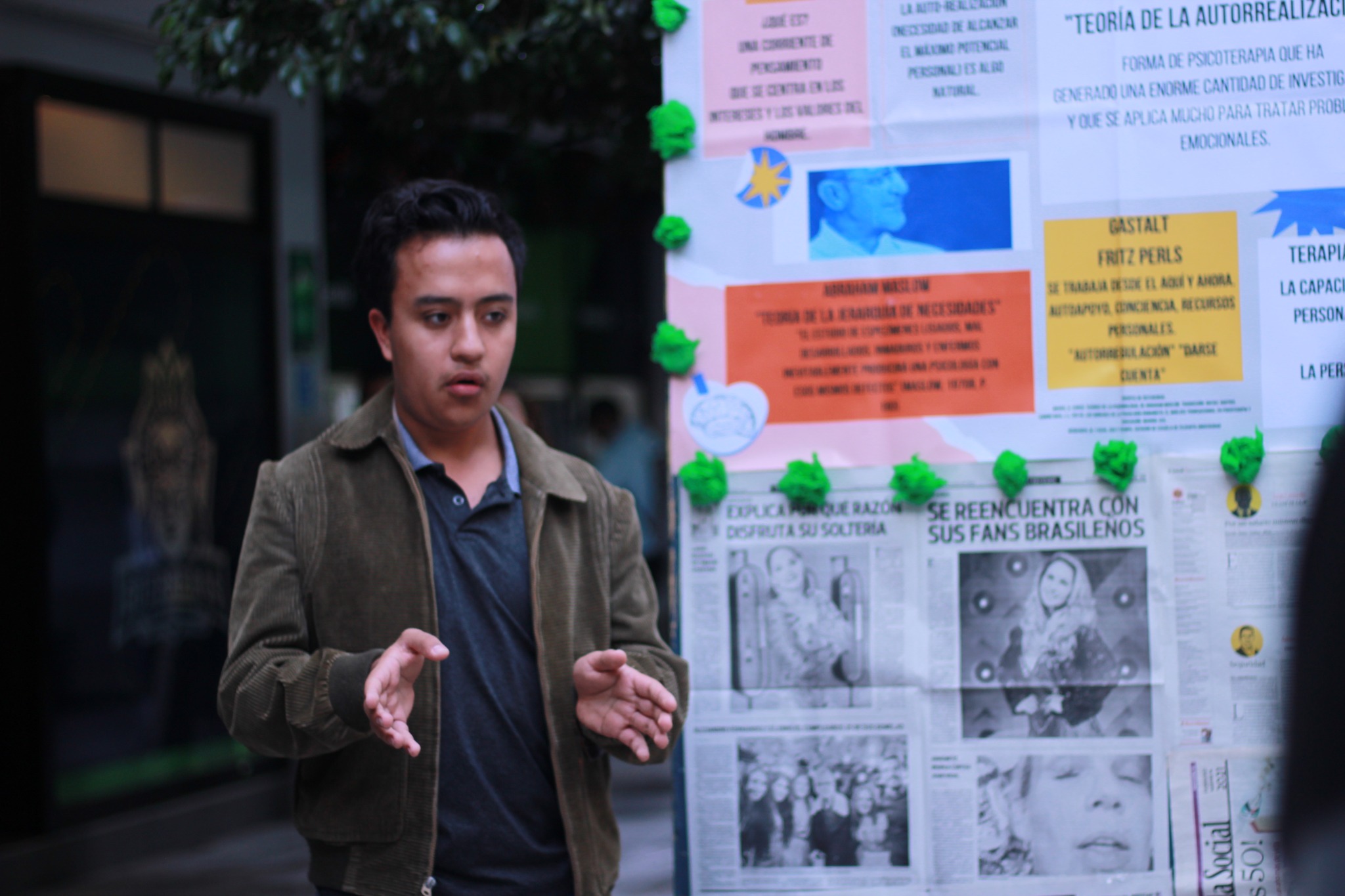 ALUMNOS DE PSICOLOGÍA PRESENTAN CARTELES