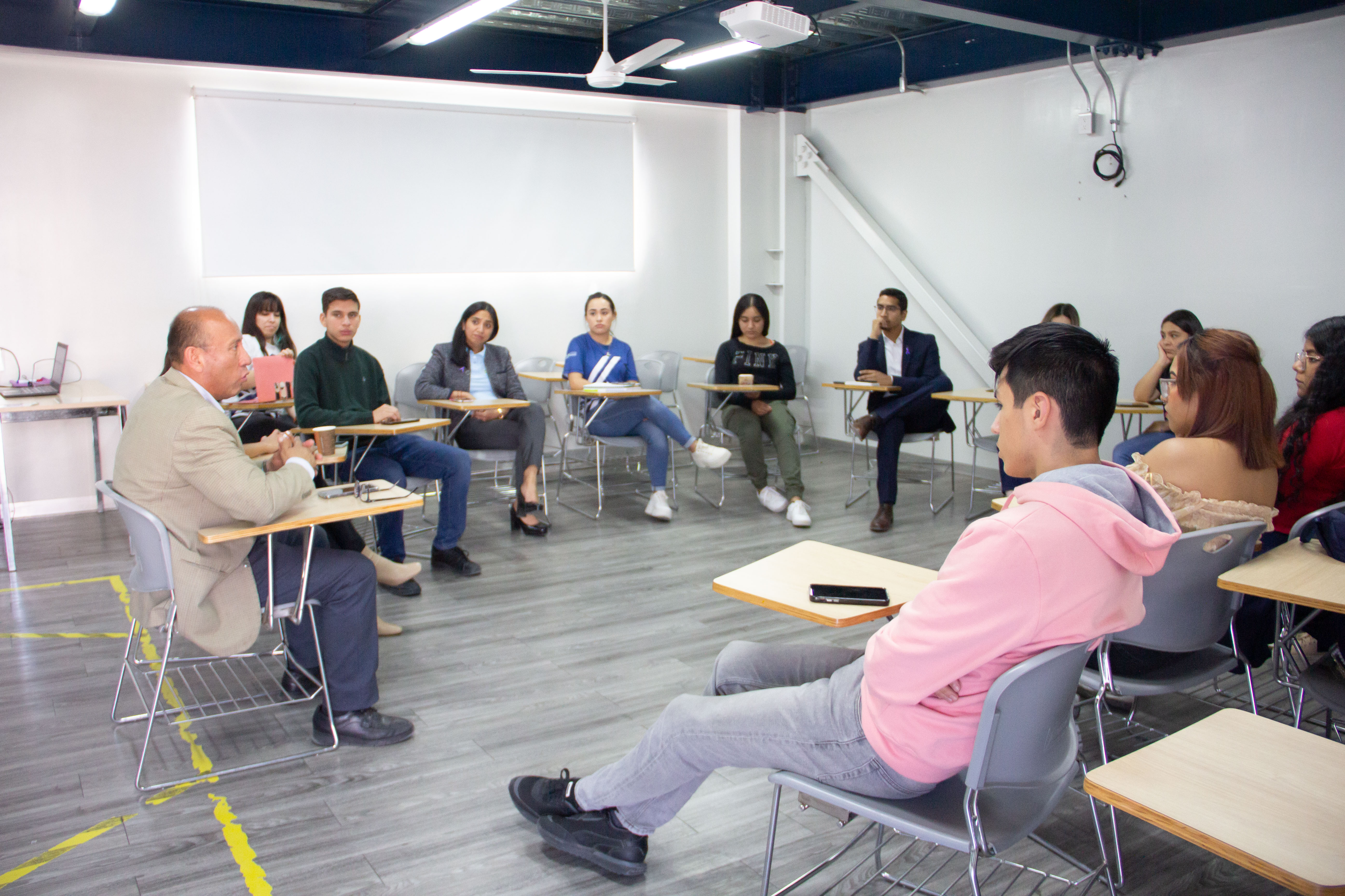 UNIVERSIDAD CUAUHTÉMOC REALIZA LA ENTREGA DE JUGUETES EN LA COMUNIDAD DE QUITILLOS, AMEALCO DE BONFIL