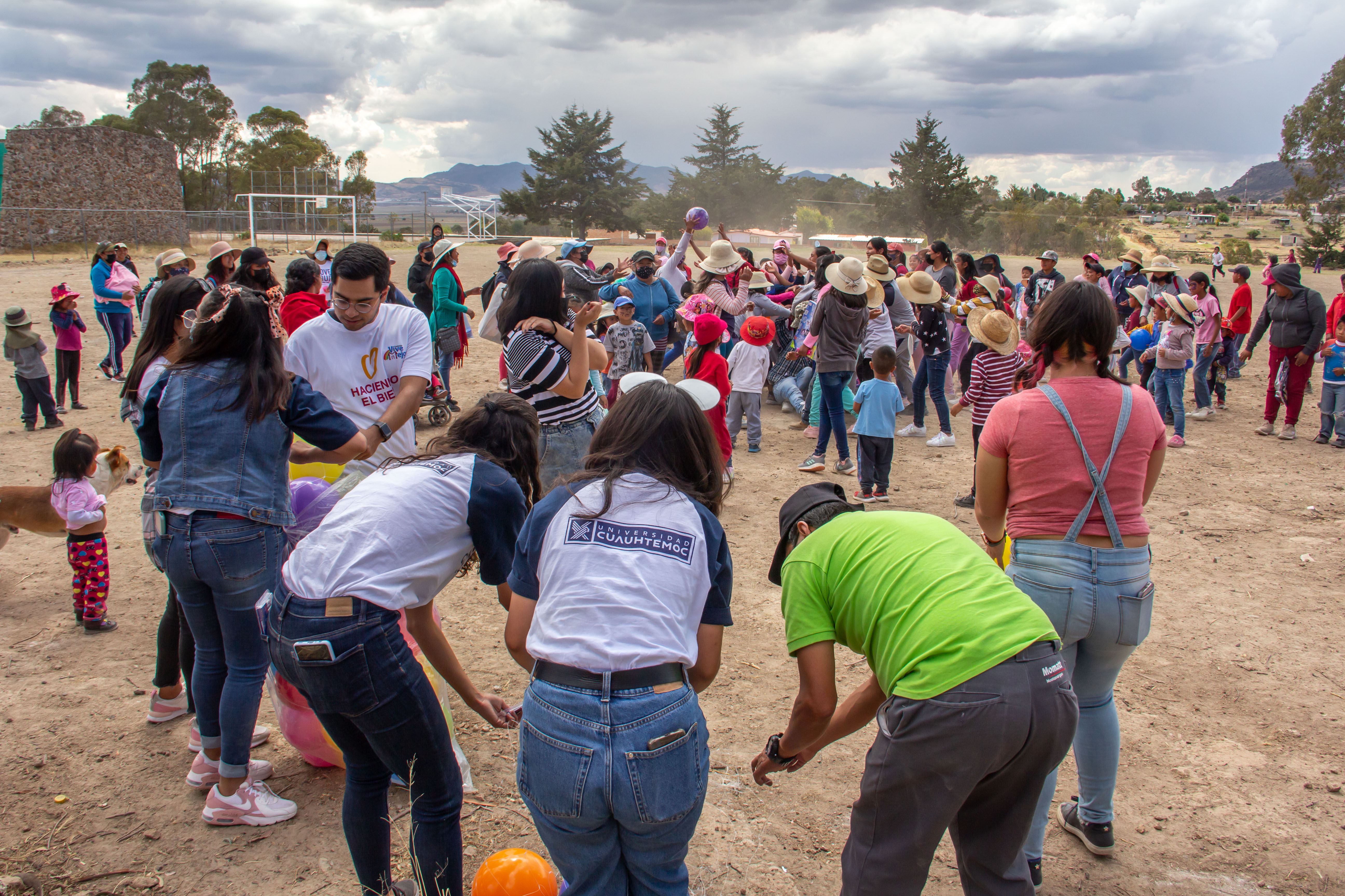 UNIVERSIDAD CUAUHTÉMOC REALIZA LA ENTREGA DE JUGUETES EN LA COMUNIDAD DE QUITILLOS, AMEALCO DE BONFIL