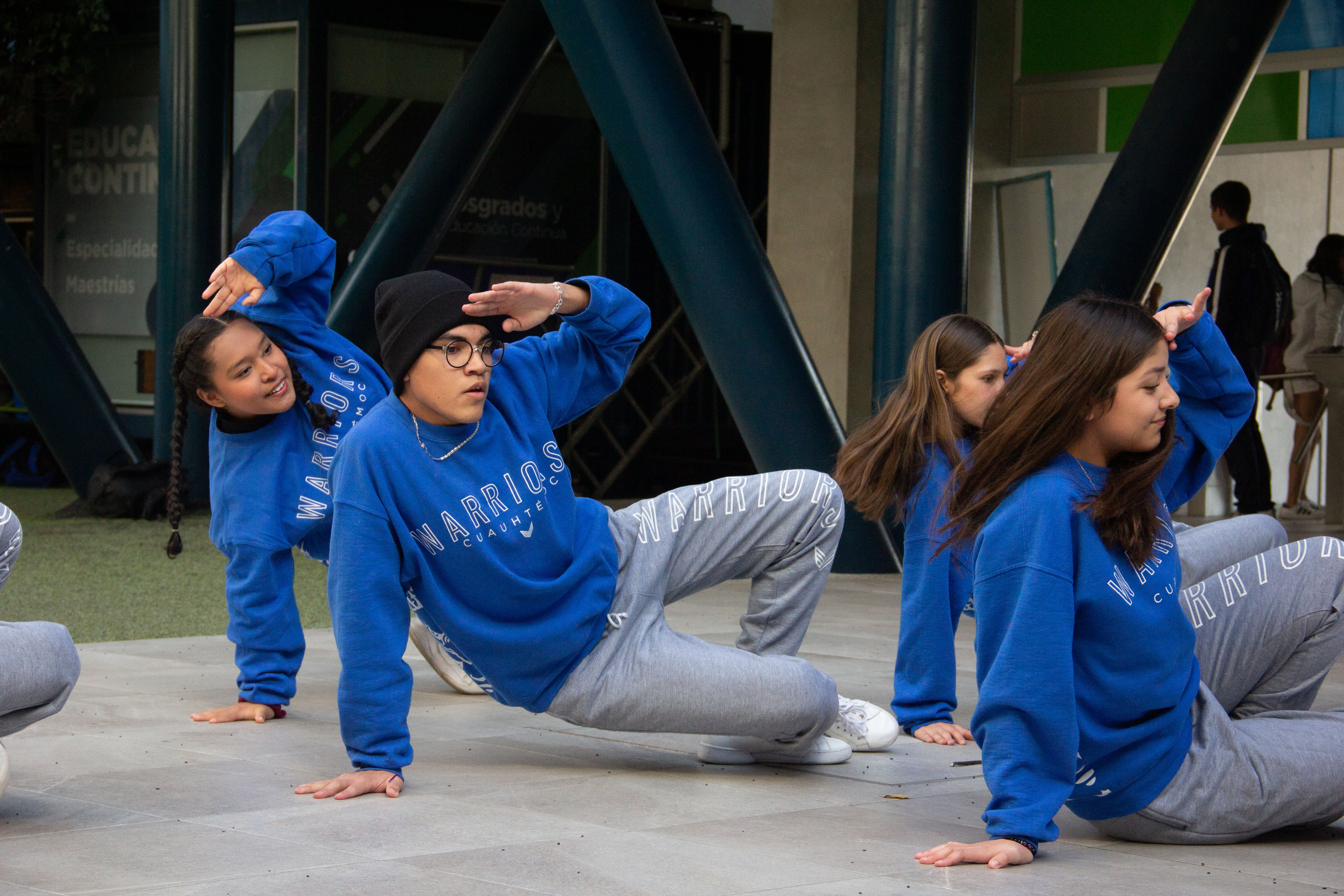 PRESENTACIÓN DE DANZA URBANA EN PATIO CENTRAL