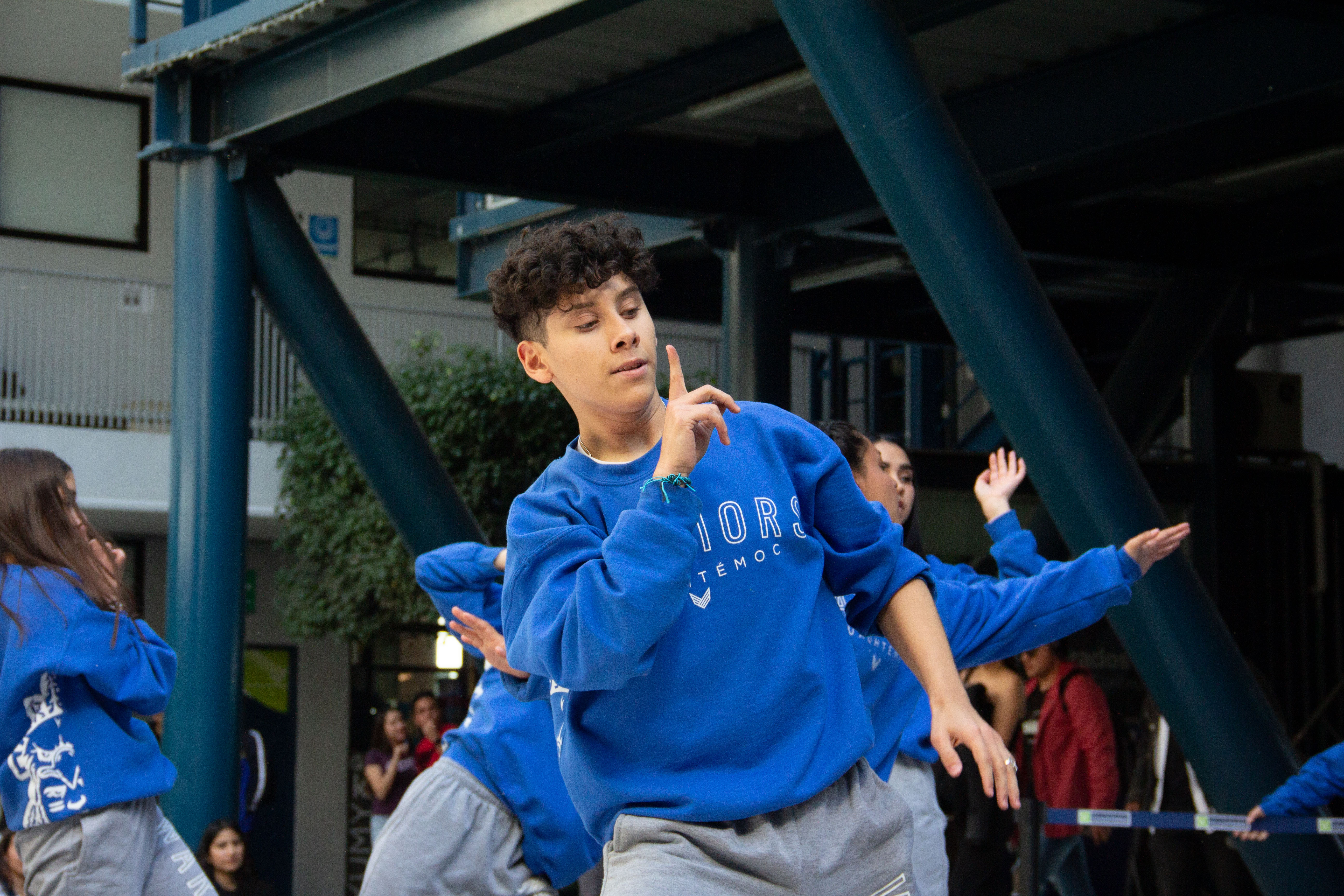 PRESENTACIÓN DE DANZA URBANA EN PATIO CENTRAL