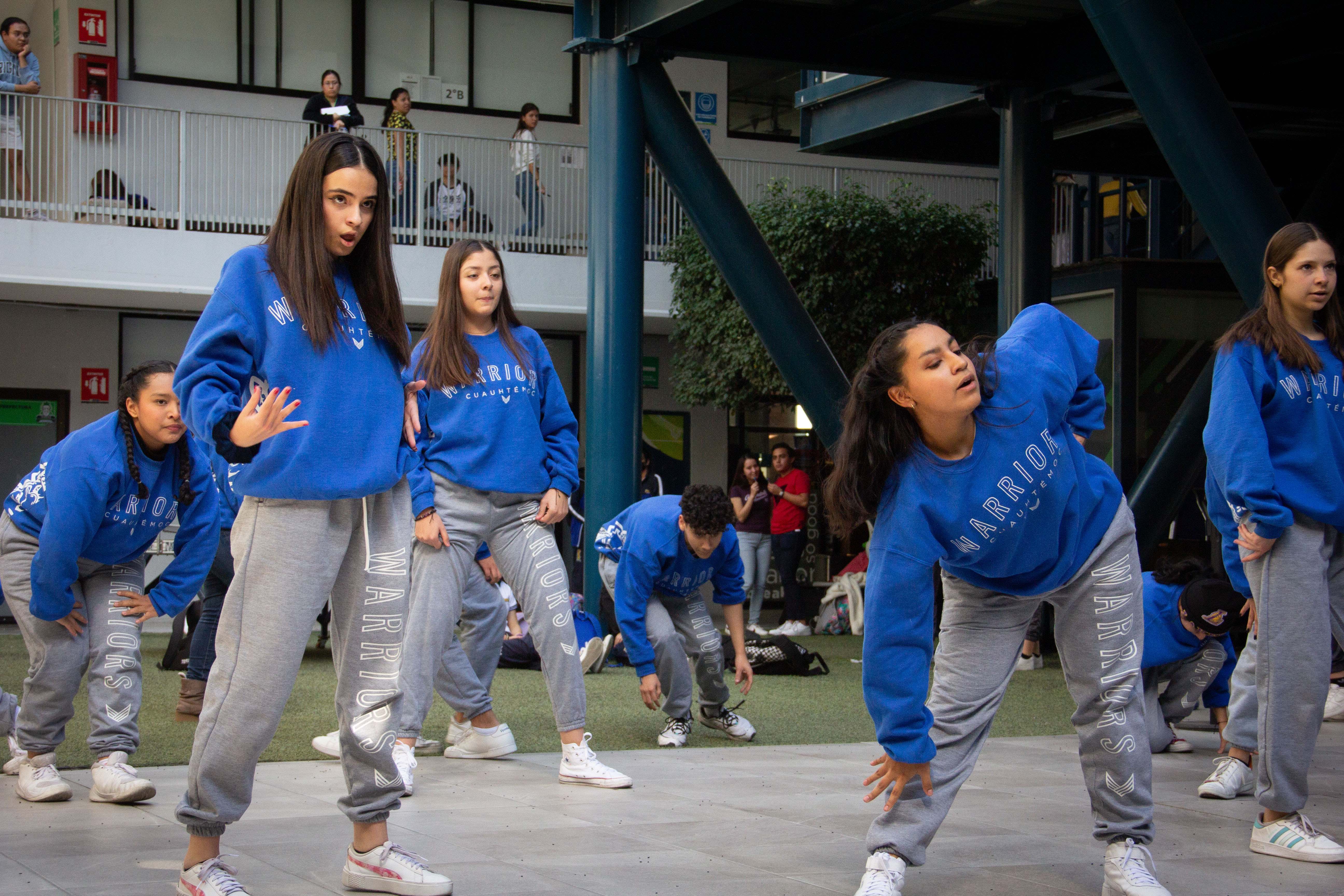 PRESENTACIÓN DE DANZA URBANA EN PATIO CENTRAL