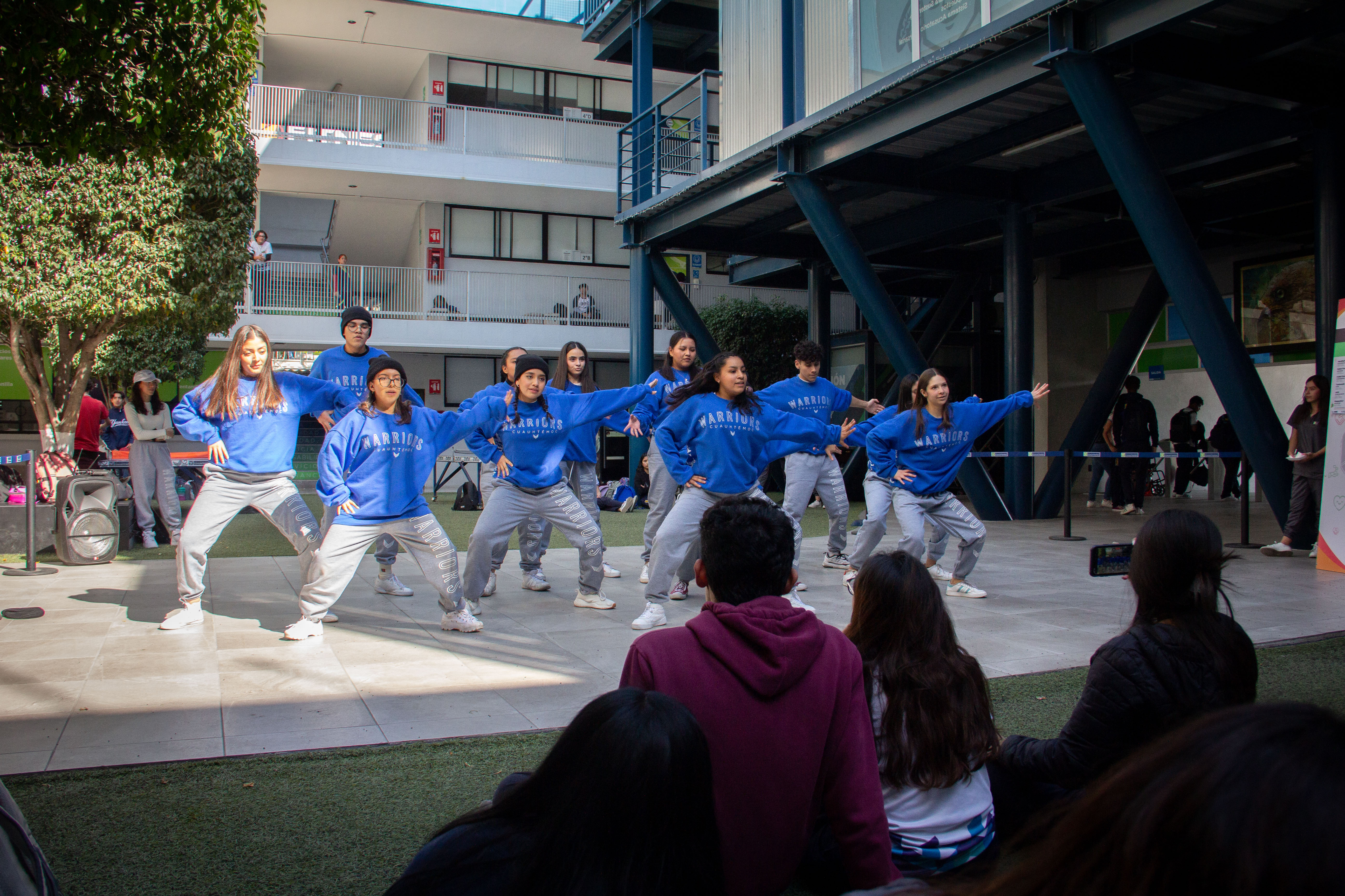 PRESENTACIÓN DE DANZA URBANA EN PATIO CENTRAL