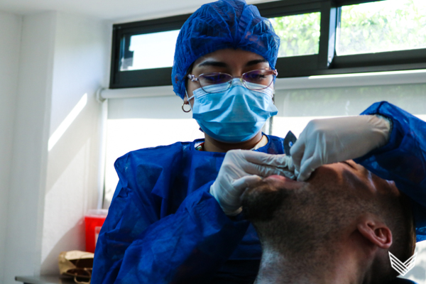 Cuidado facial con guardas deportivas 