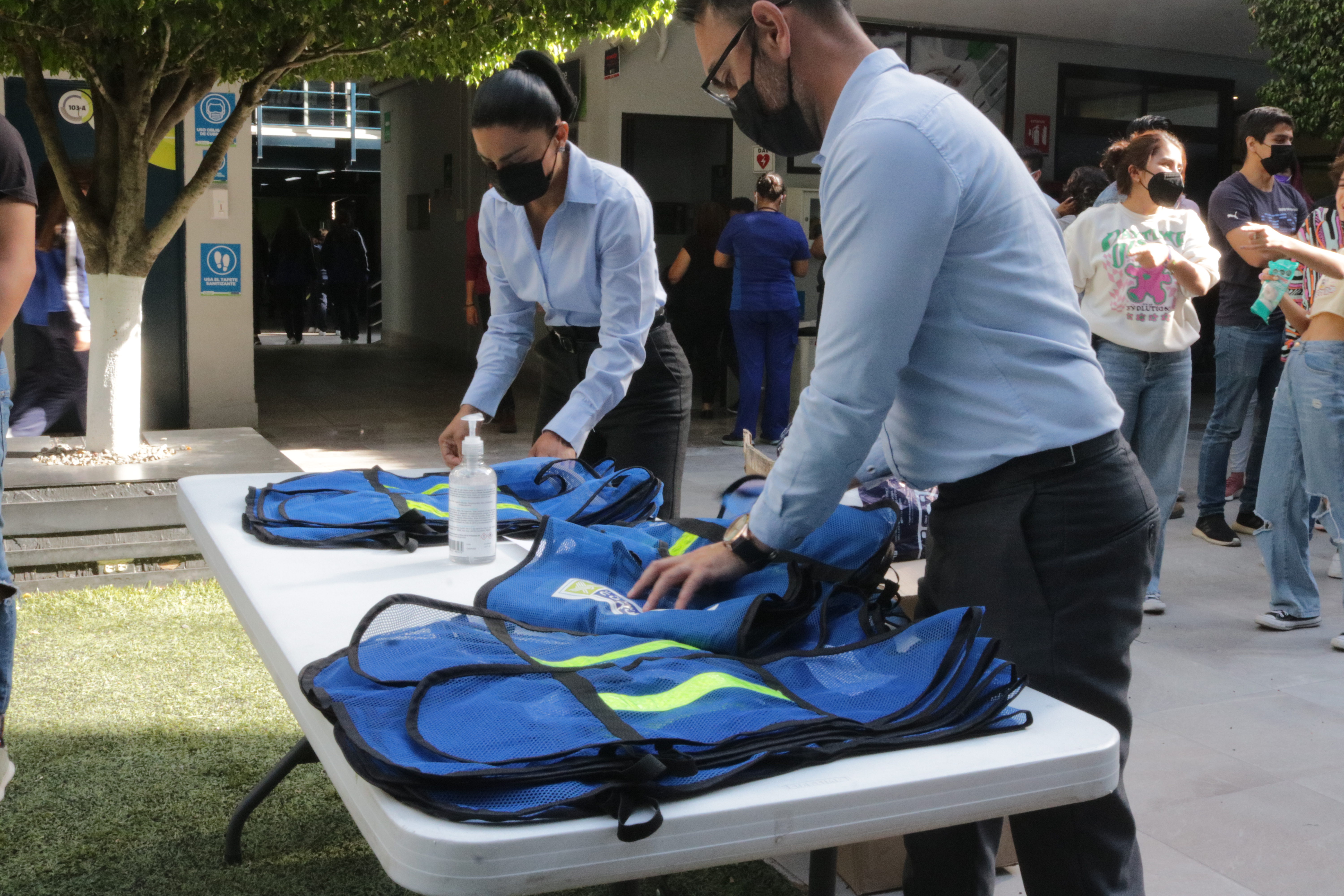 ENTREGA DE CASCOS A ALUMNOS DE INGENIERÍA CIVIL Y ARQUITECTURA