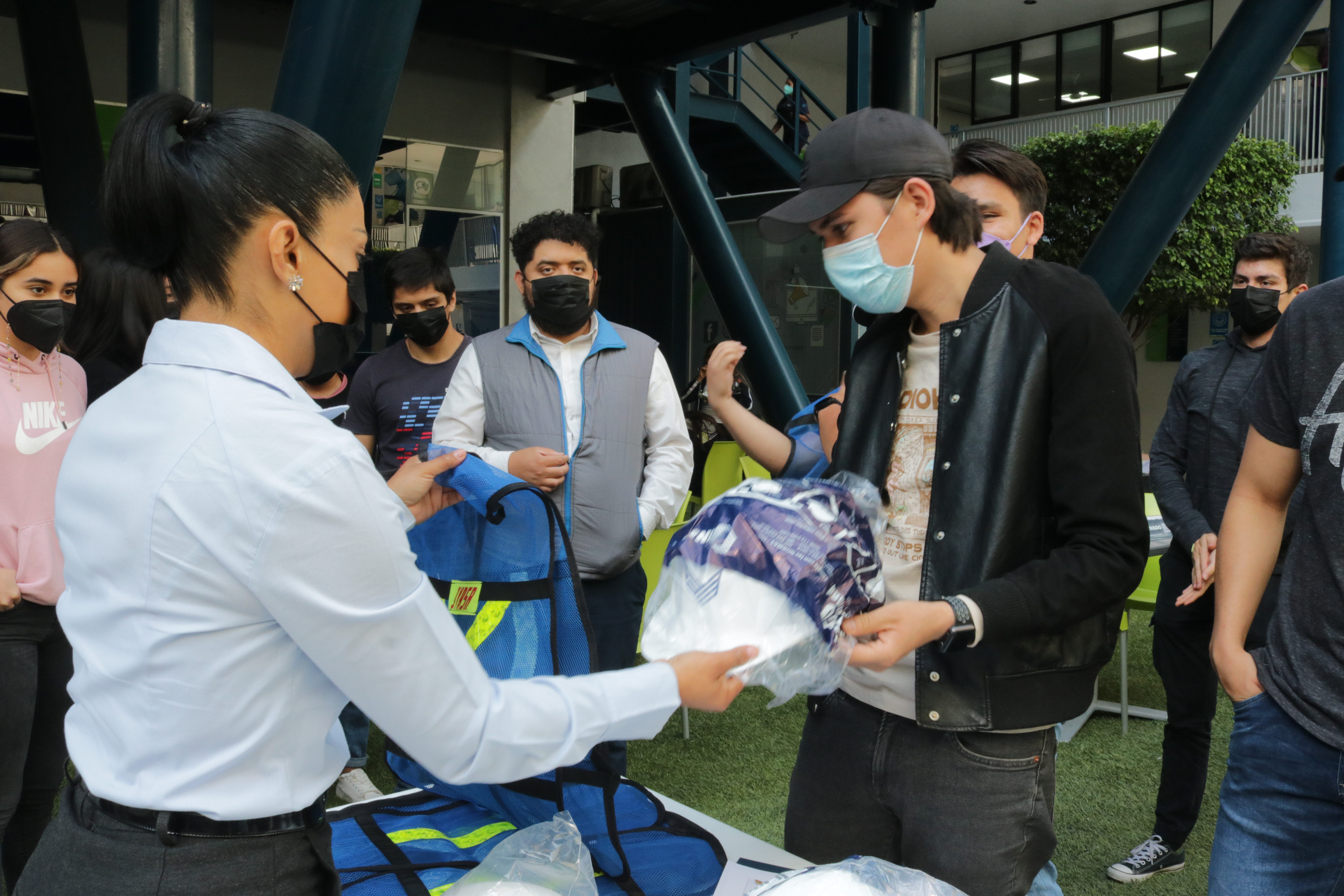 ENTREGA DE CASCOS A ALUMNOS DE INGENIERÍA CIVIL Y ARQUITECTURA