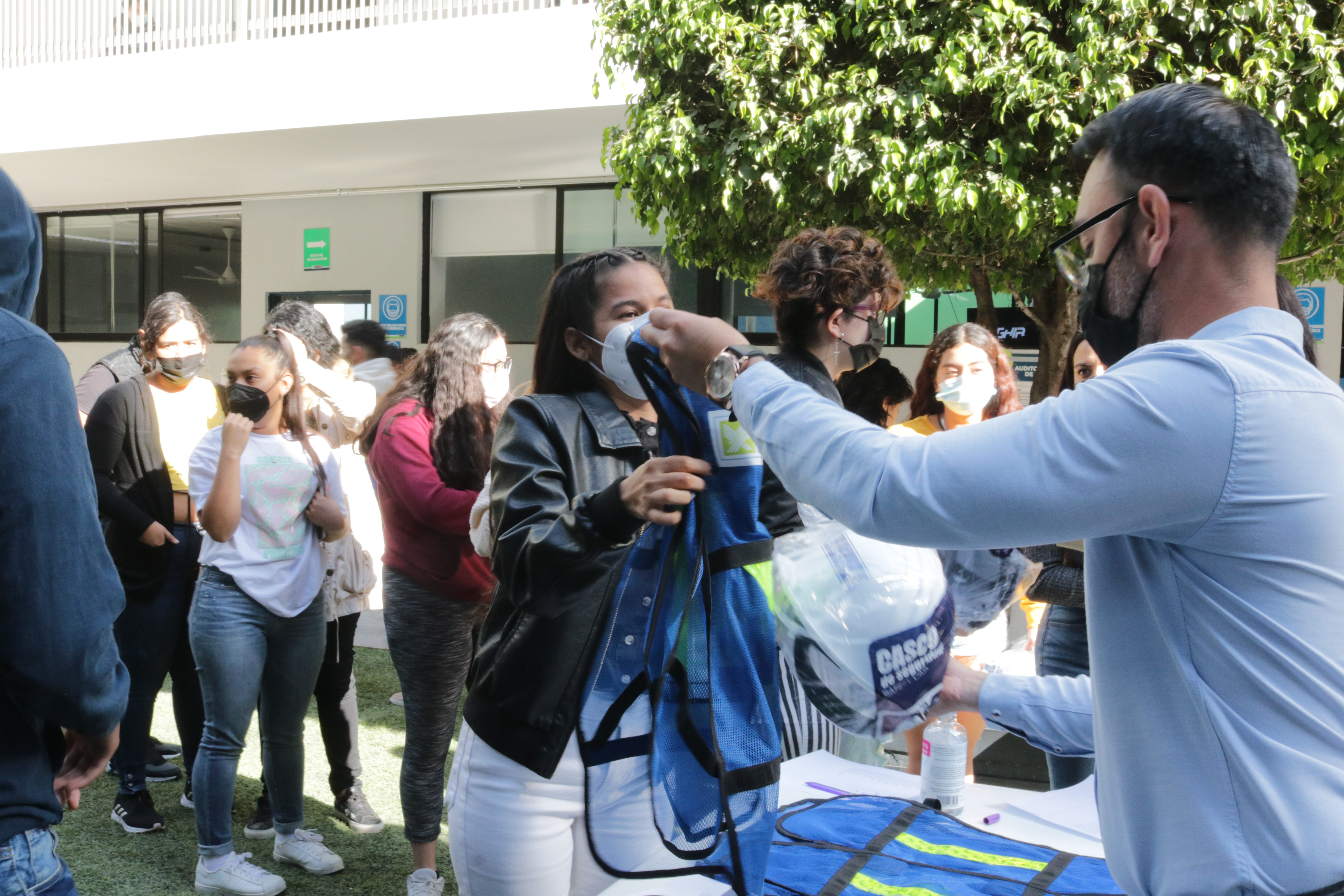 ENTREGA DE CASCOS A ALUMNOS DE INGENIERÍA CIVIL Y ARQUITECTURA