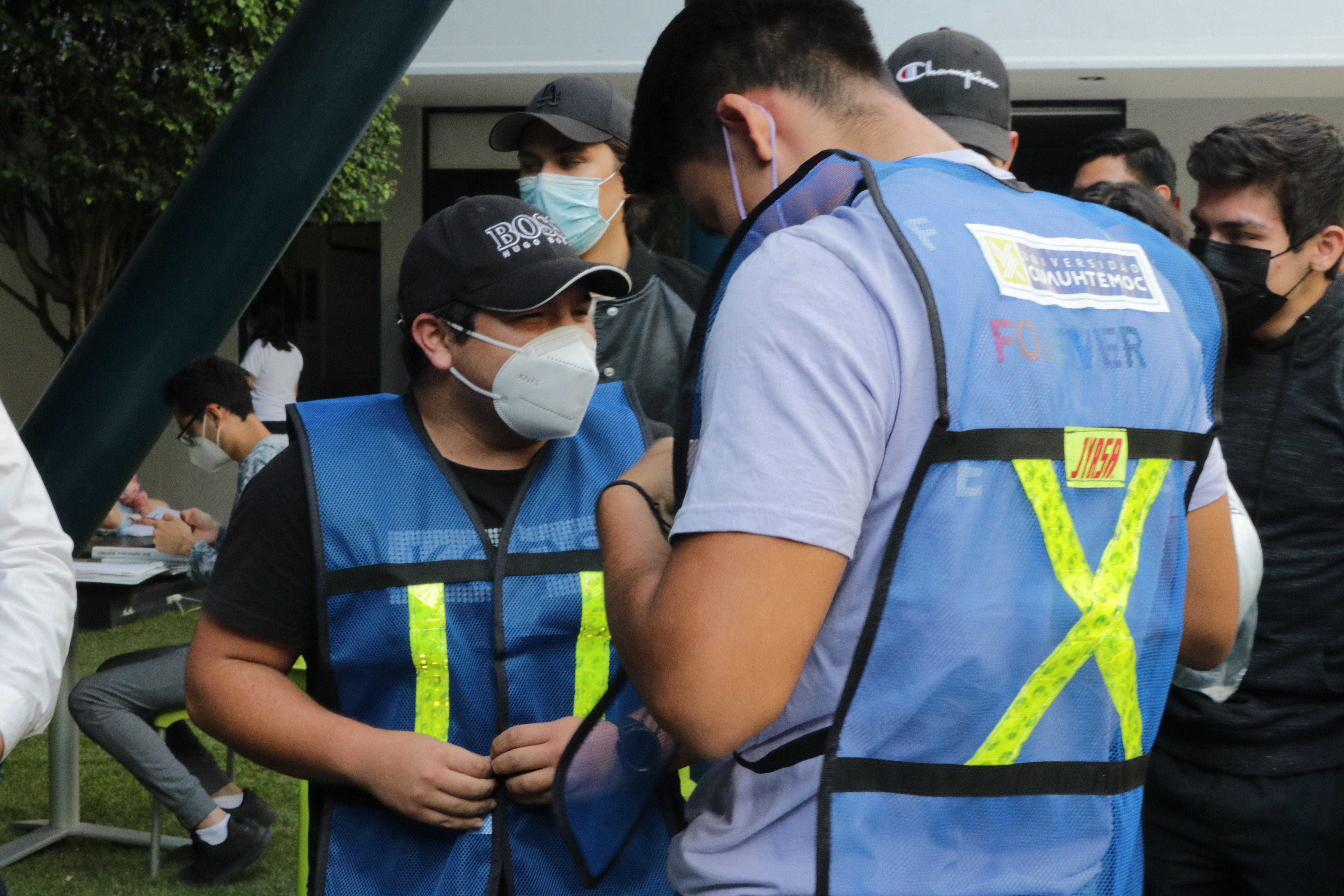 ENTREGA DE CASCOS A ALUMNOS DE INGENIERÍA CIVIL Y ARQUITECTURA