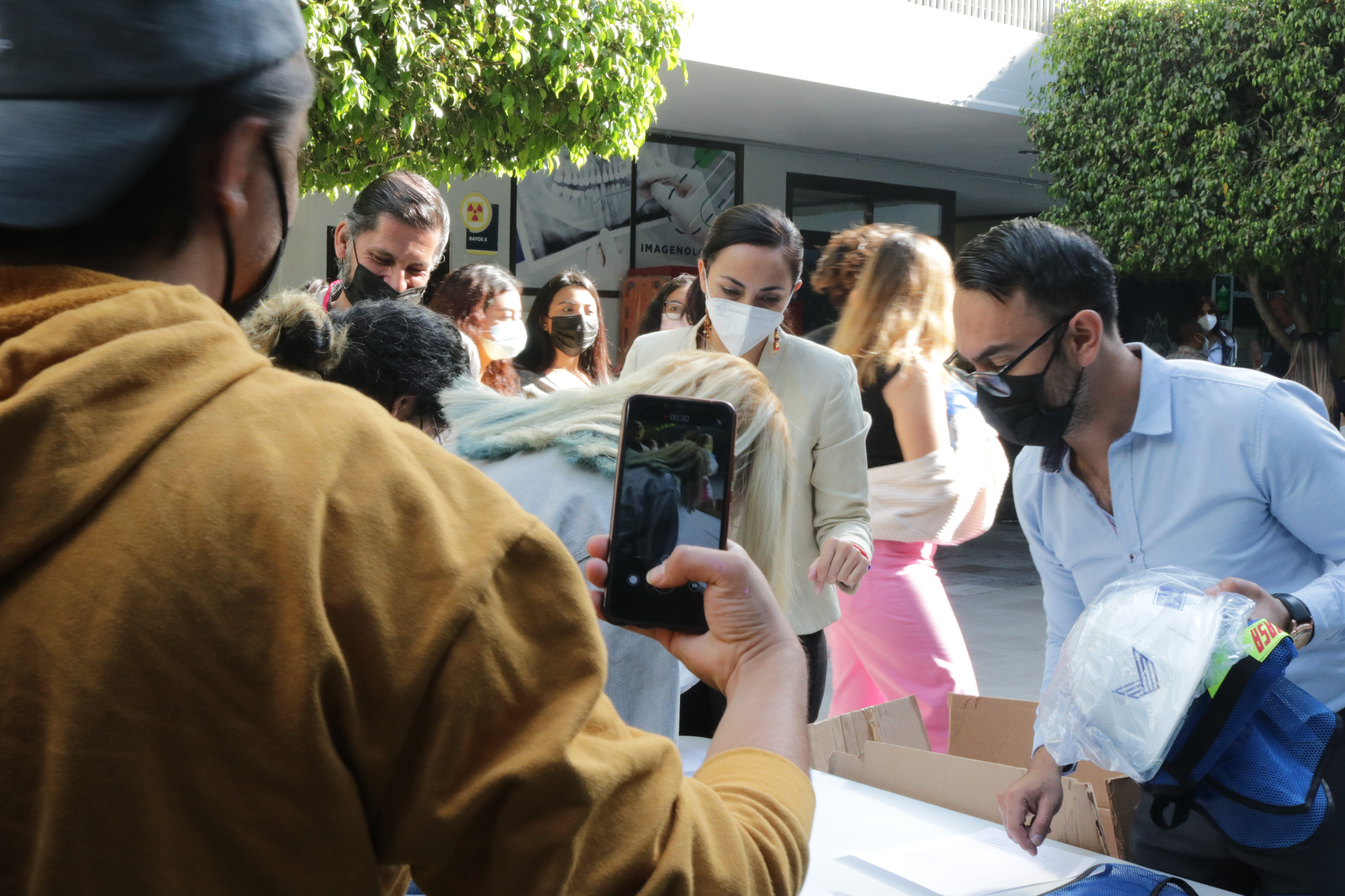 ENTREGA DE CASCOS A ALUMNOS DE INGENIERÍA CIVIL Y ARQUITECTURA