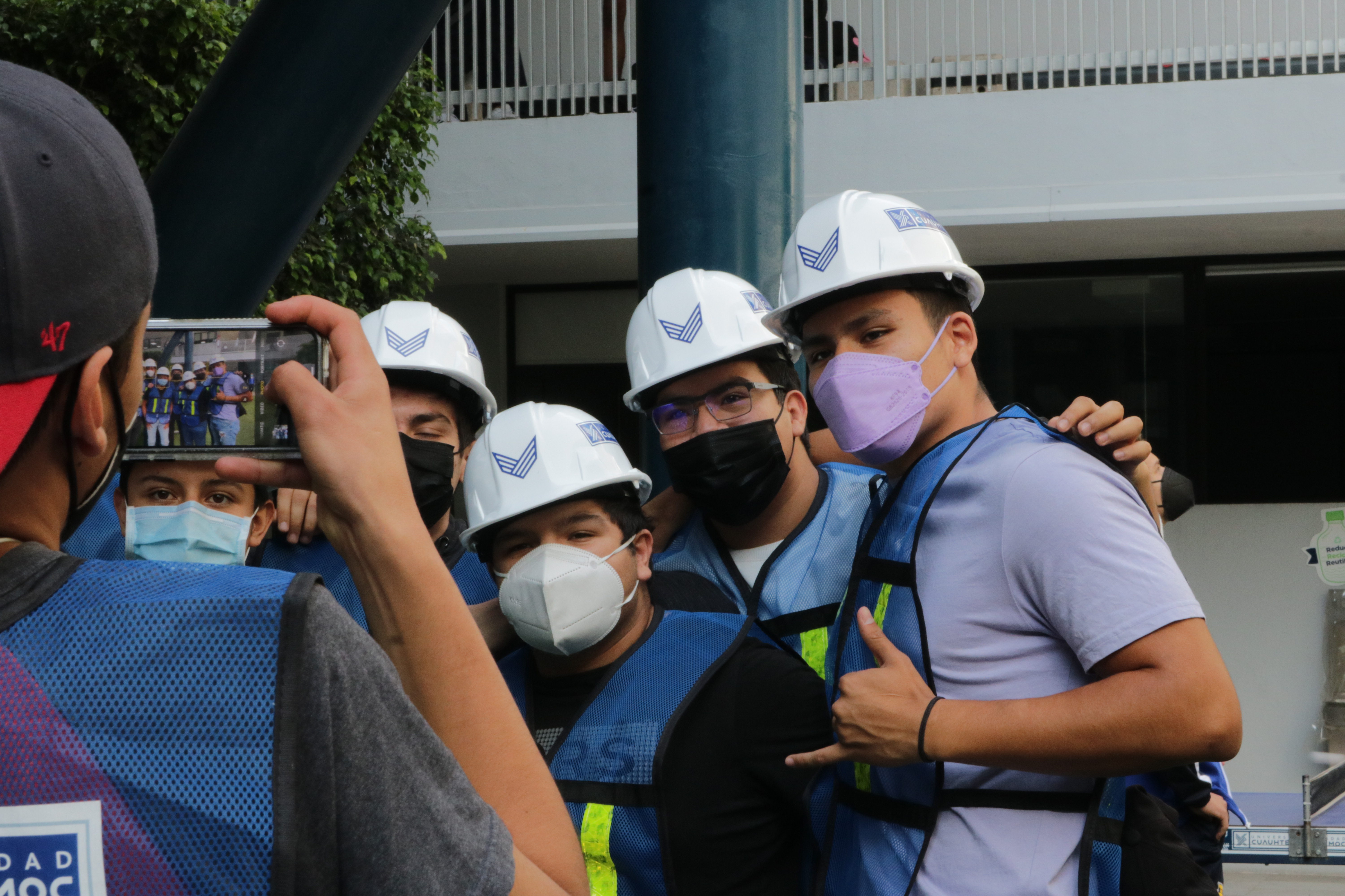 ENTREGA DE CASCOS A ALUMNOS DE INGENIERÍA CIVIL Y ARQUITECTURA