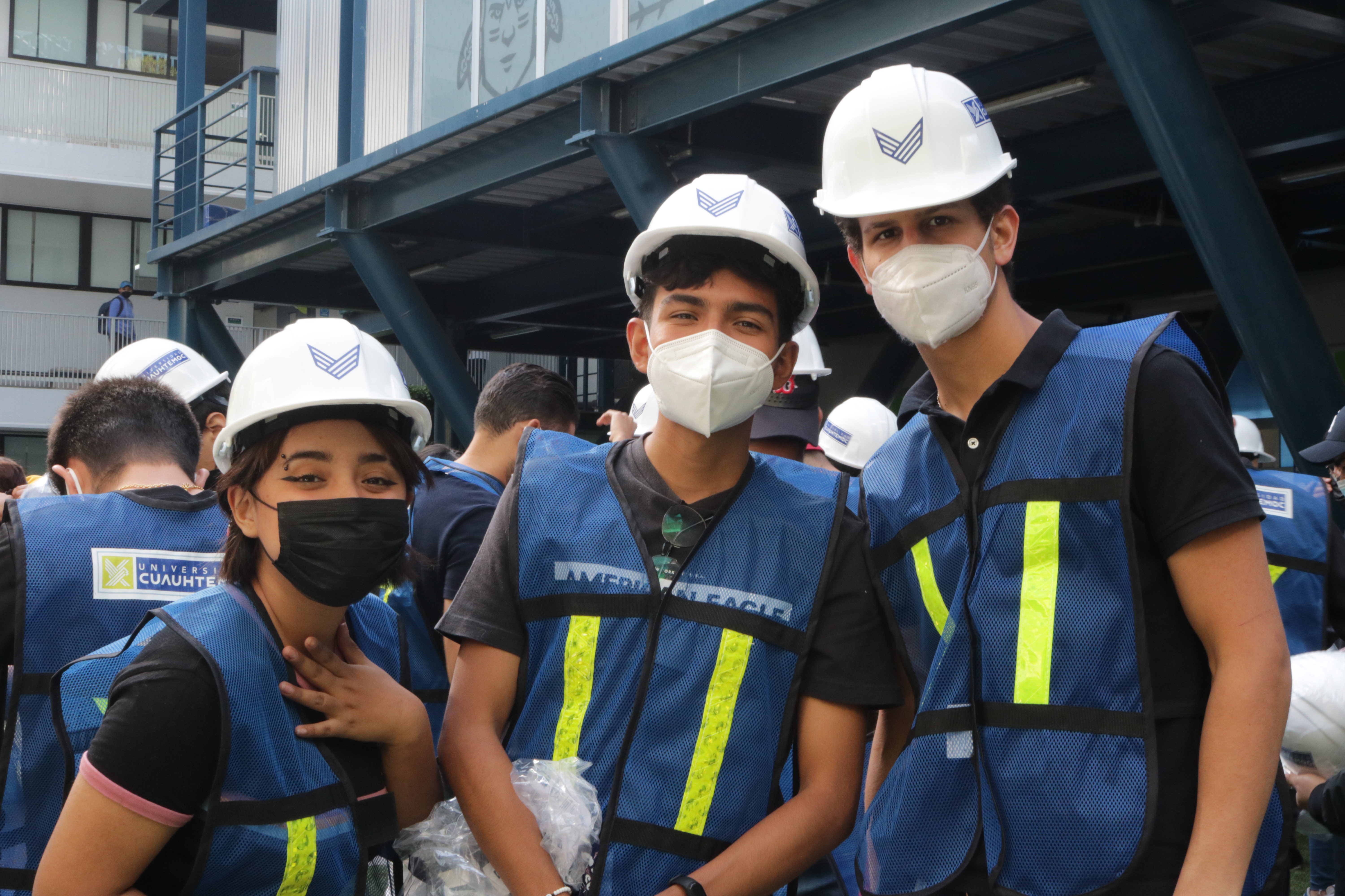 ENTREGA DE CASCOS A ALUMNOS DE INGENIERÍA CIVIL Y ARQUITECTURA