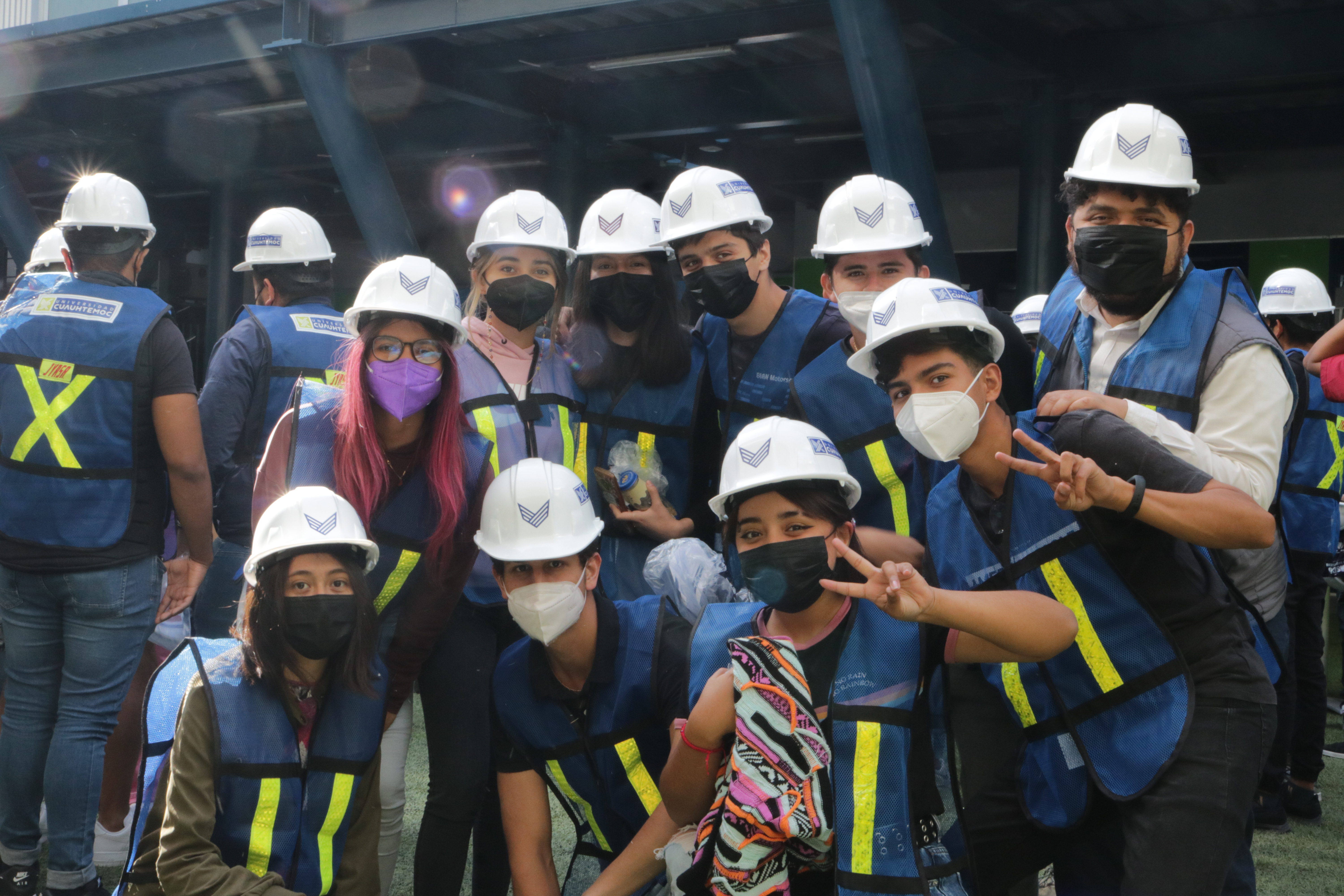 ENTREGA DE CASCOS A ALUMNOS DE INGENIERÍA CIVIL Y ARQUITECTURA