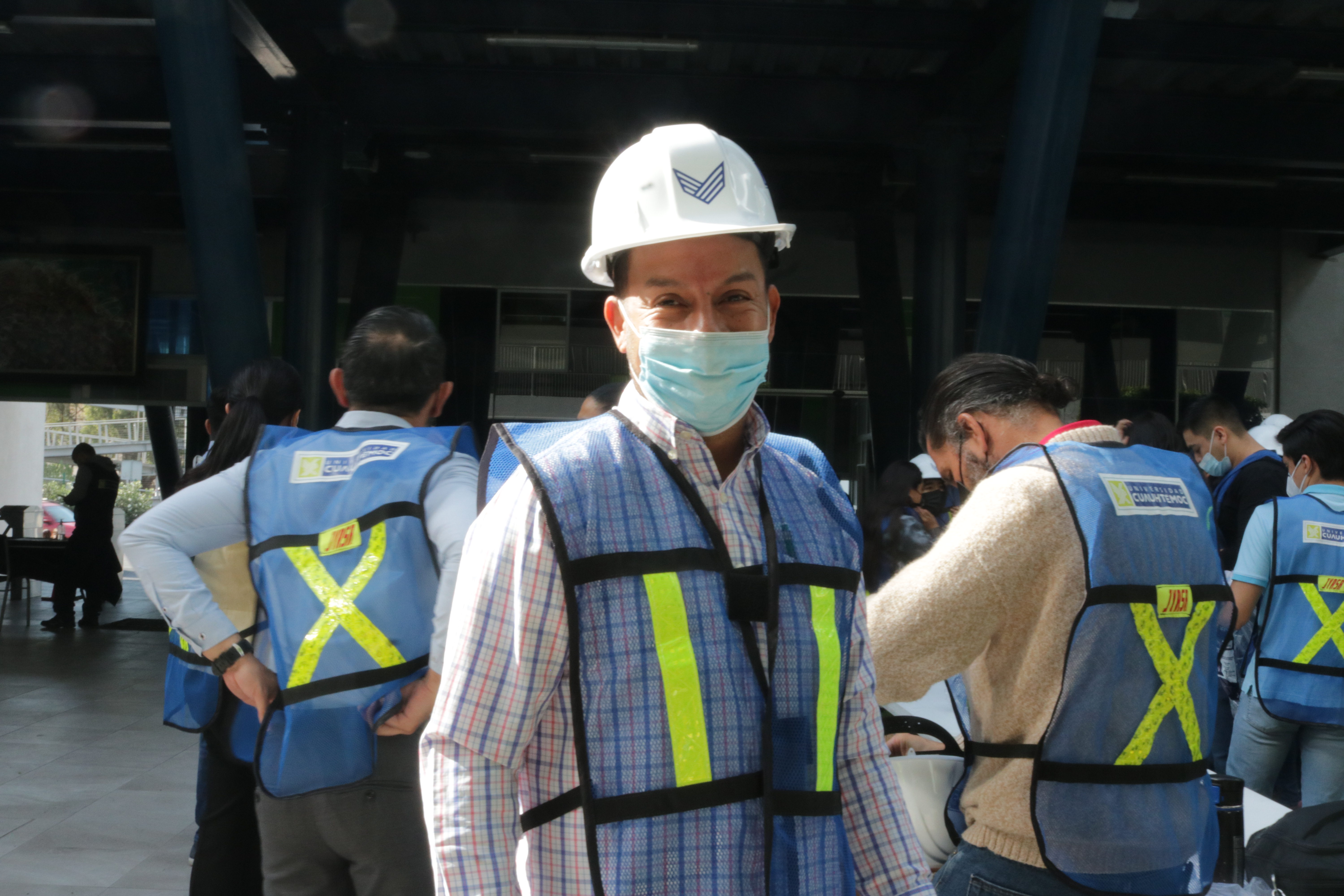 ENTREGA DE CASCOS A ALUMNOS DE INGENIERÍA CIVIL Y ARQUITECTURA