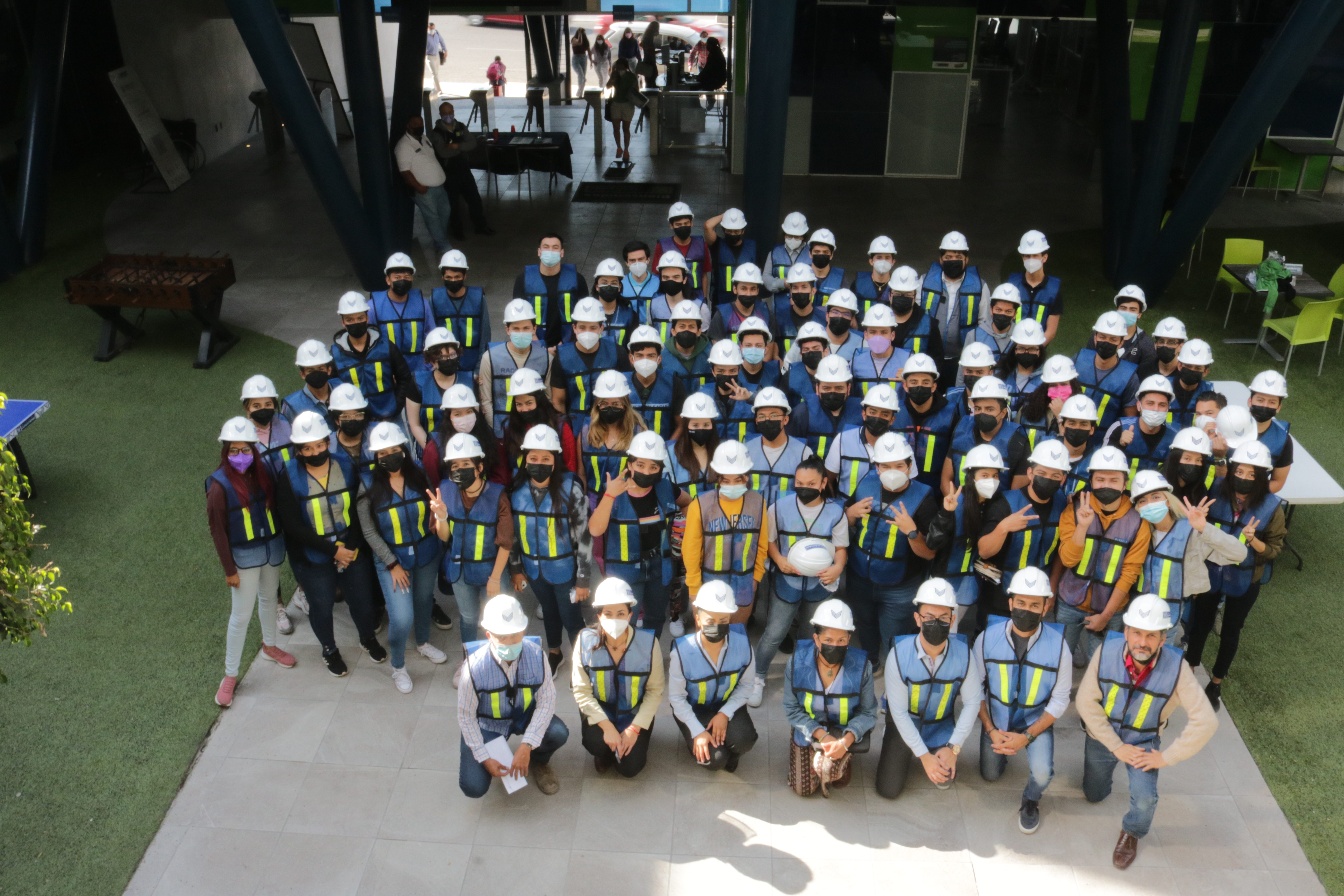 ENTREGA DE CASCOS A ALUMNOS DE INGENIERÍA CIVIL Y ARQUITECTURA