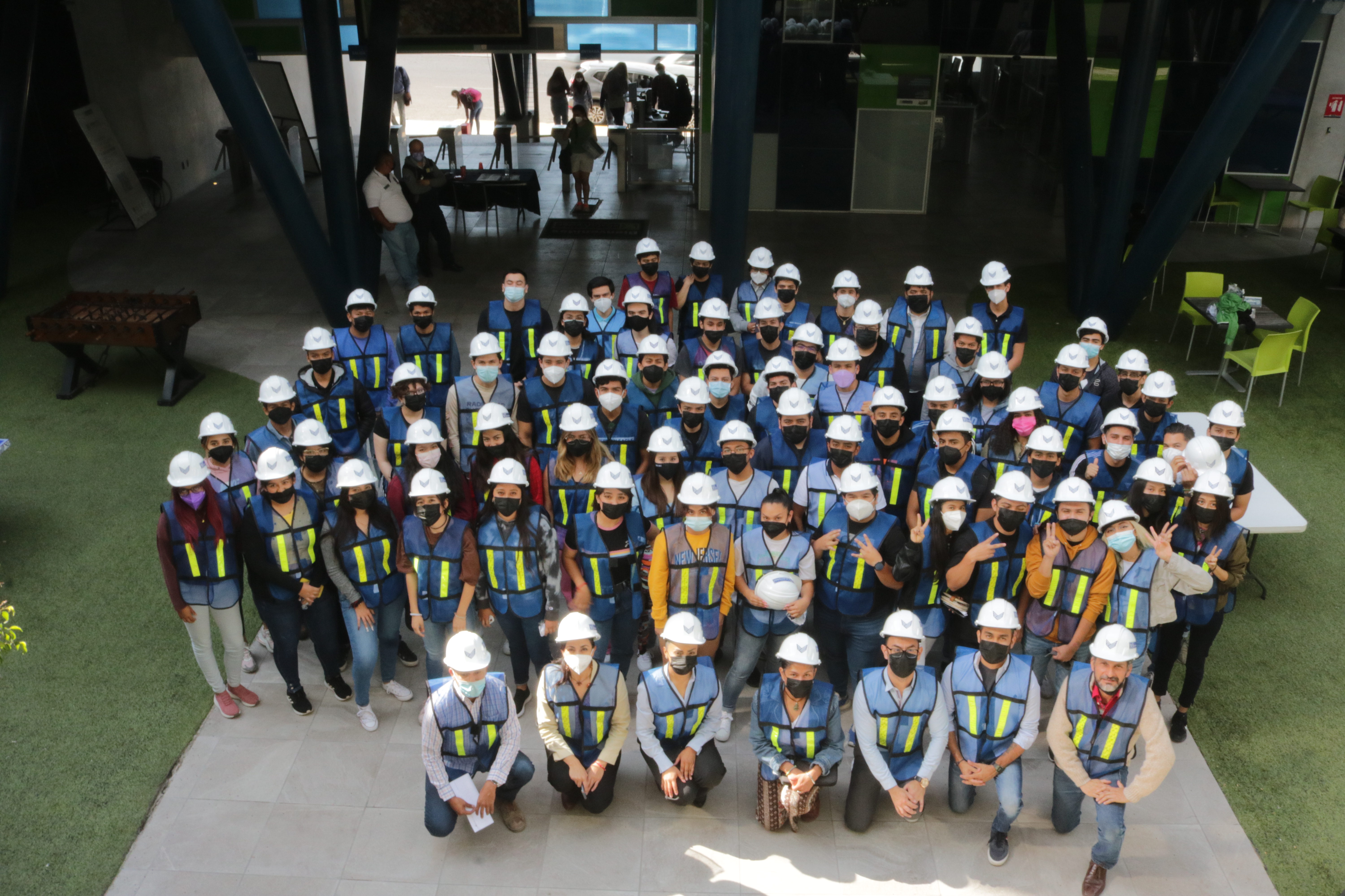 ENTREGA DE CASCOS A ALUMNOS DE INGENIERÍA CIVIL Y ARQUITECTURA