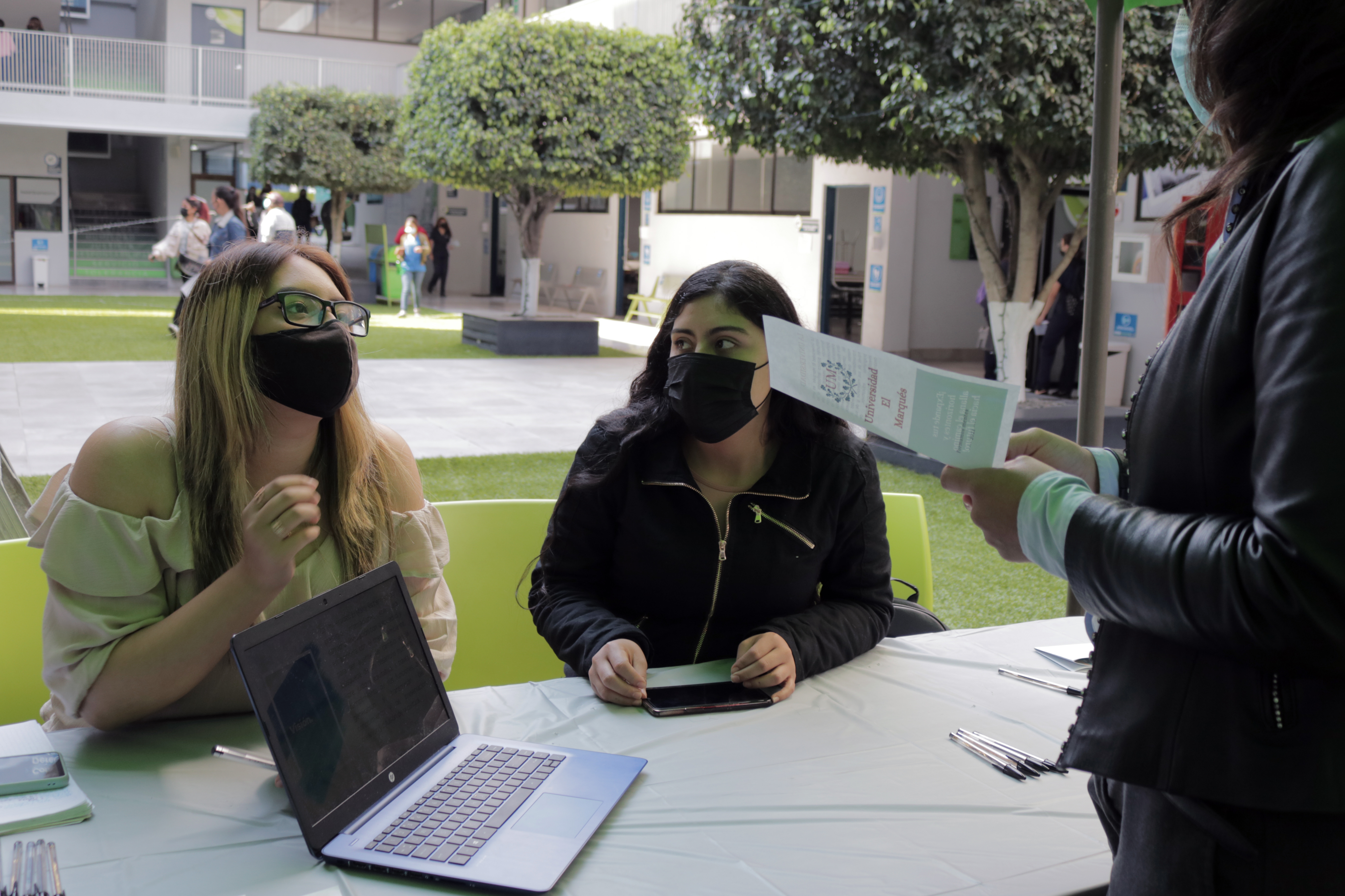 Alumnas de pedagogía presentan: ‘‘Feria de Carreras Universitarias.’’