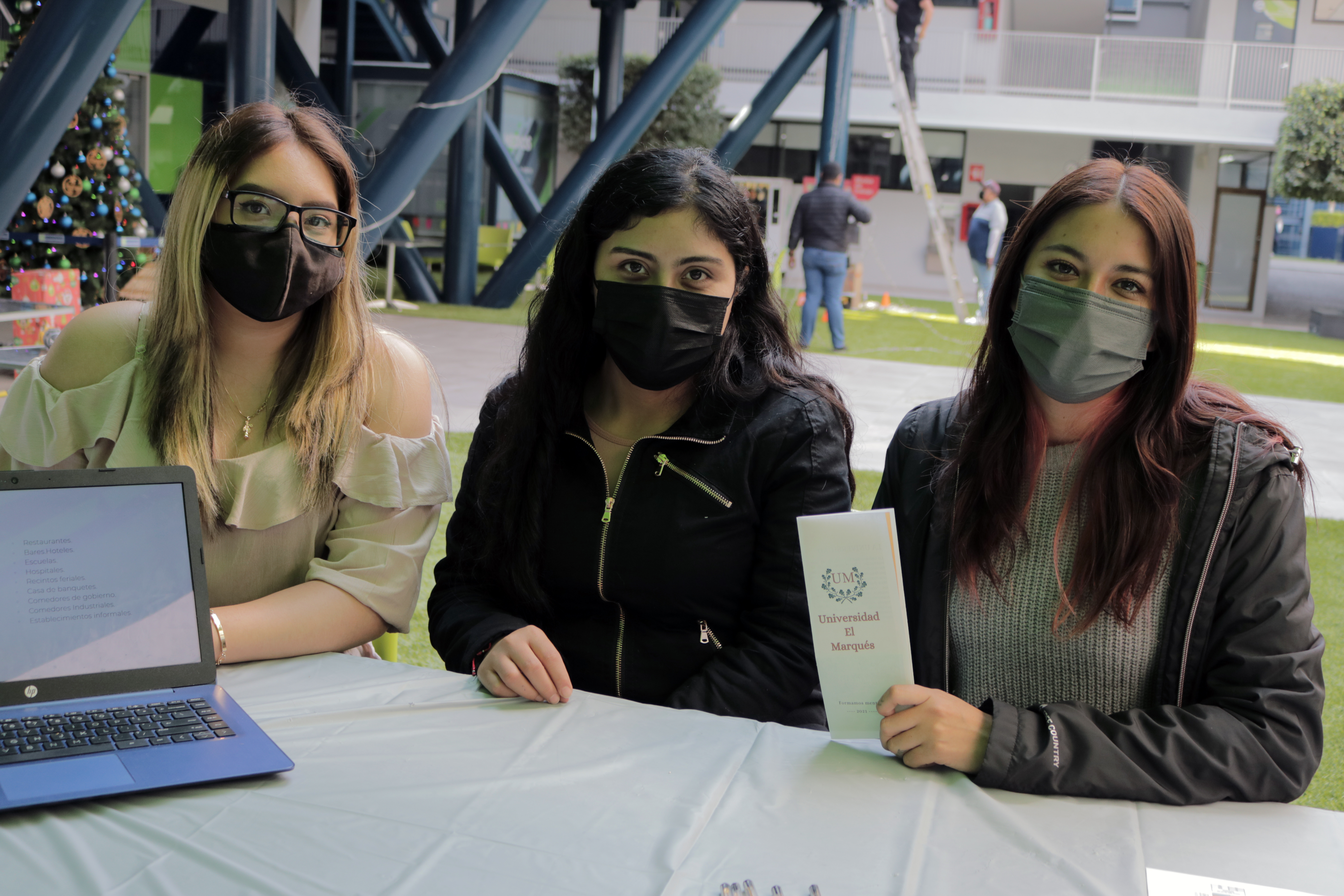 Alumnas de pedagogía presentan: ‘‘Feria de Carreras Universitarias.’’