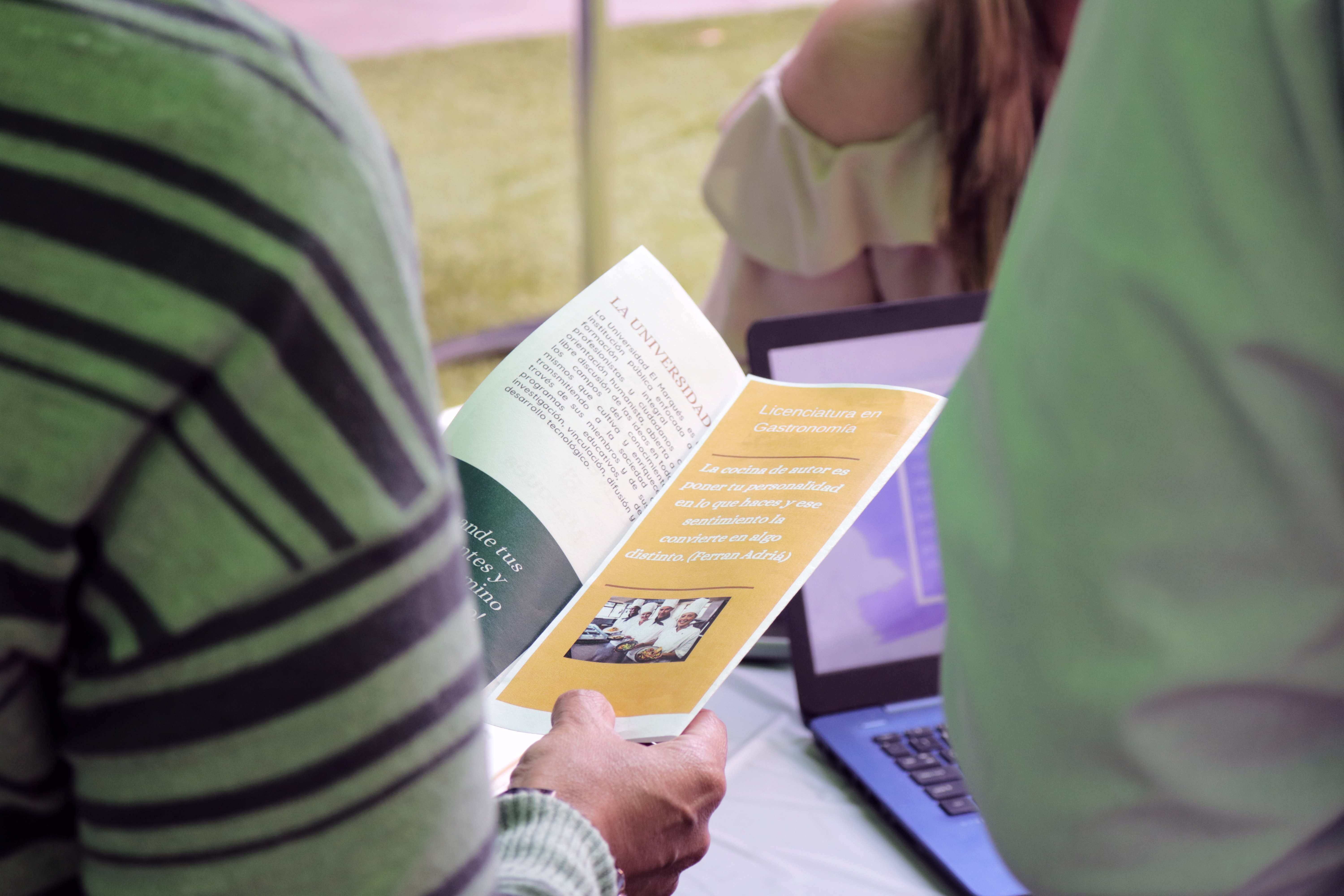 Alumnas de pedagogía presentan: ‘‘Feria de Carreras Universitarias.’’