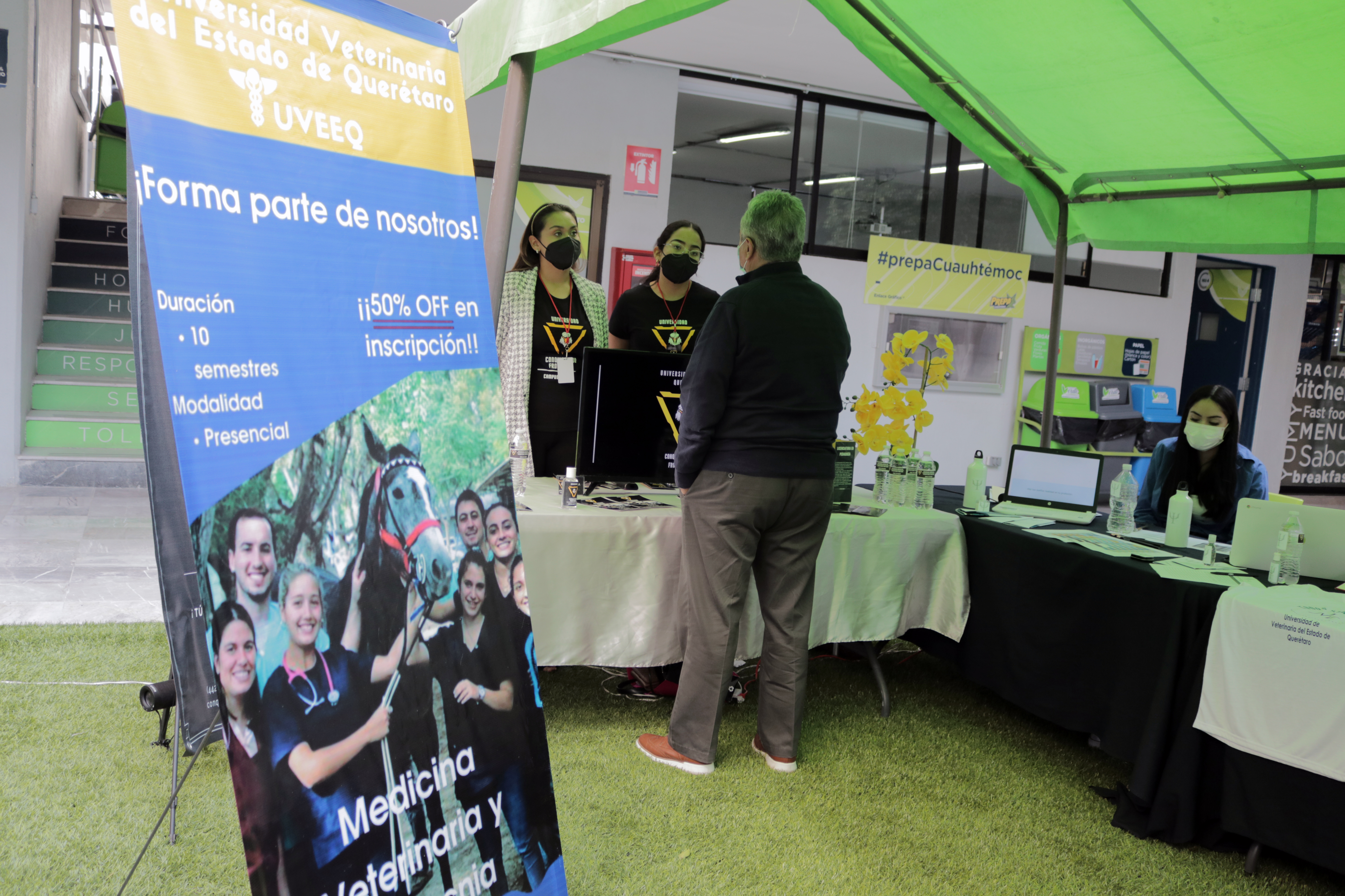 Alumnas de pedagogía presentan: ‘‘Feria de Carreras Universitarias.’’