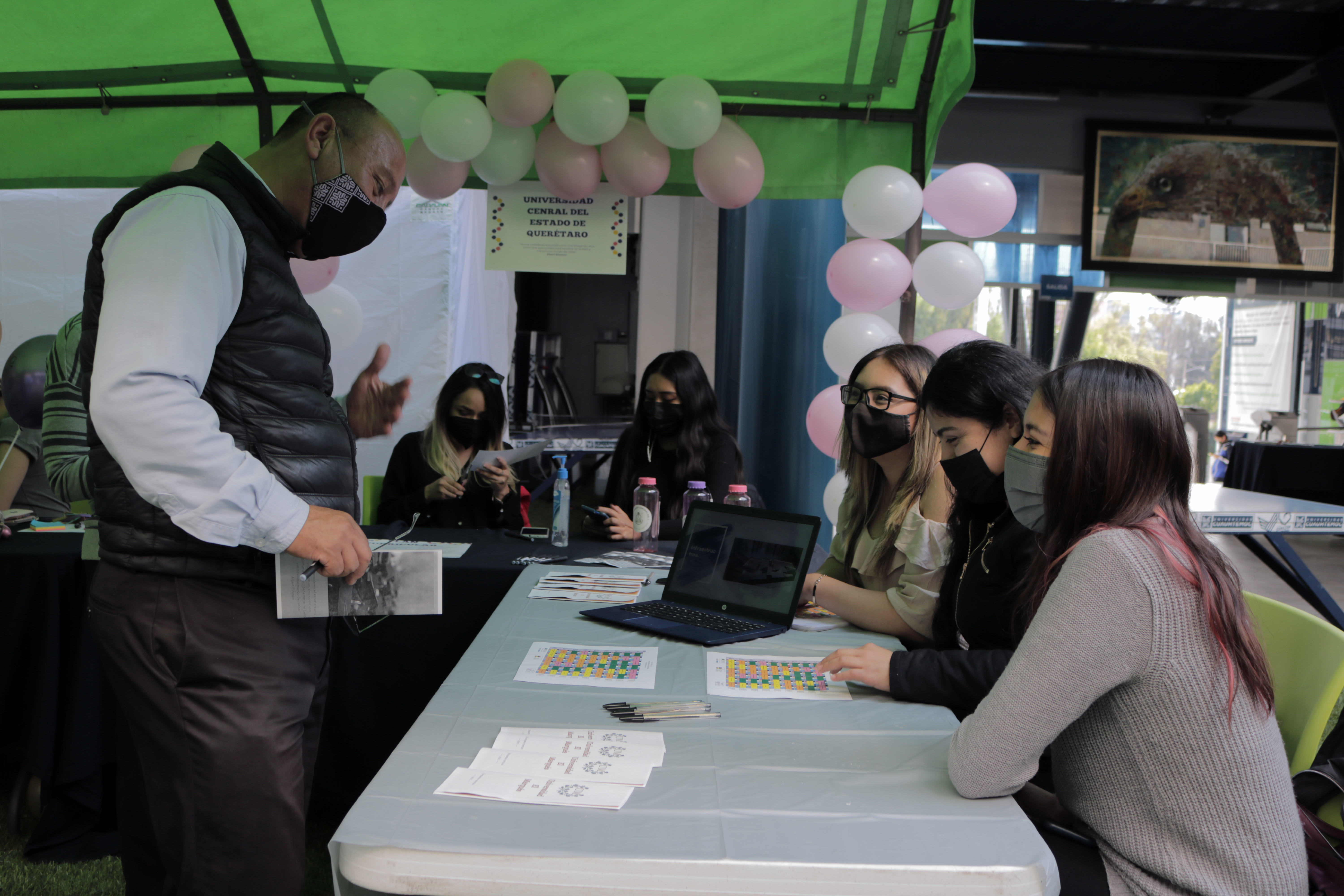 Alumnas de pedagogía presentan: ‘‘Feria de Carreras Universitarias.’’