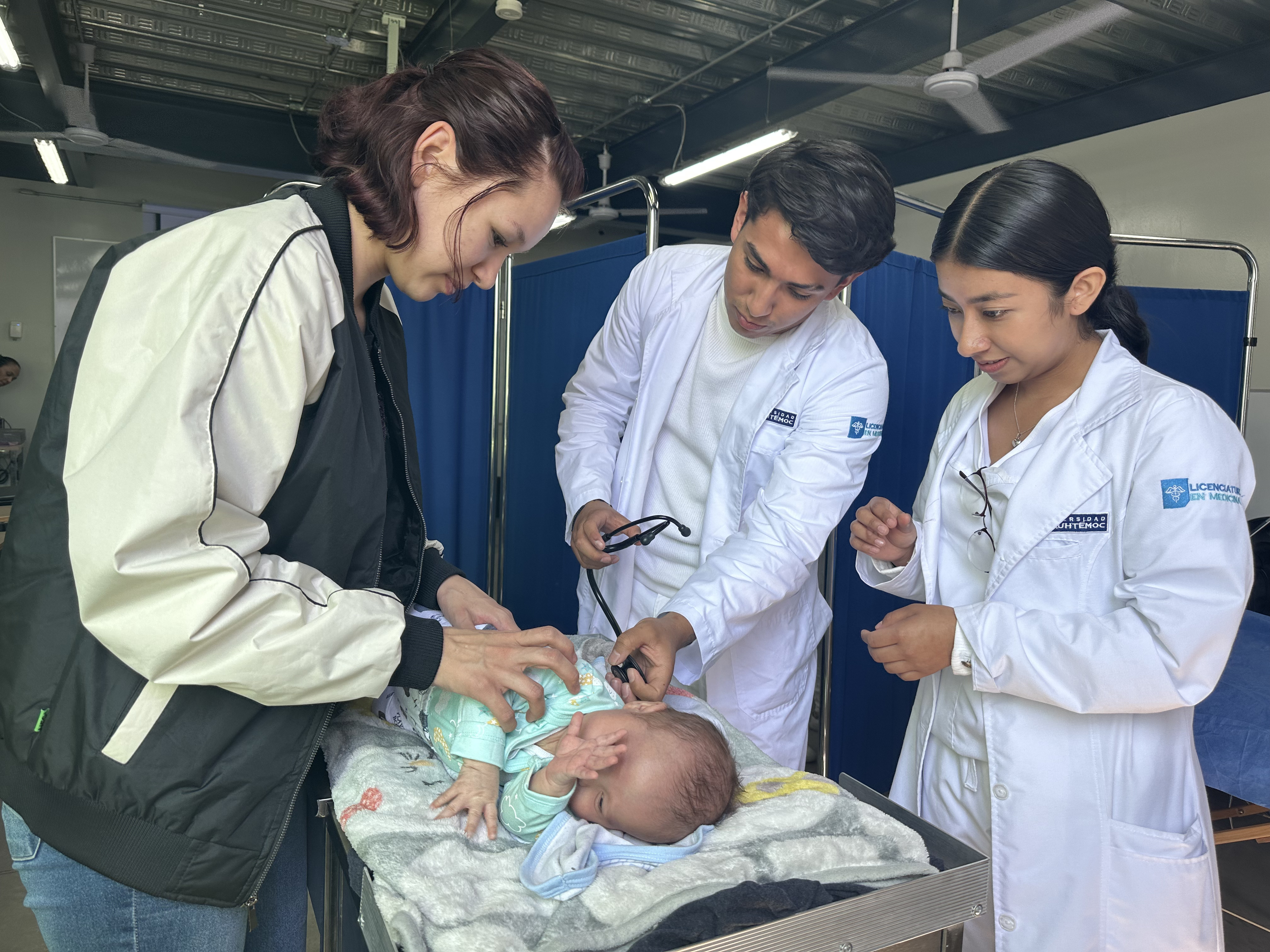 ALUMNOS DE MEDICINA REALIZAN PRÁCTICA DE ANTROPOMETRIA 