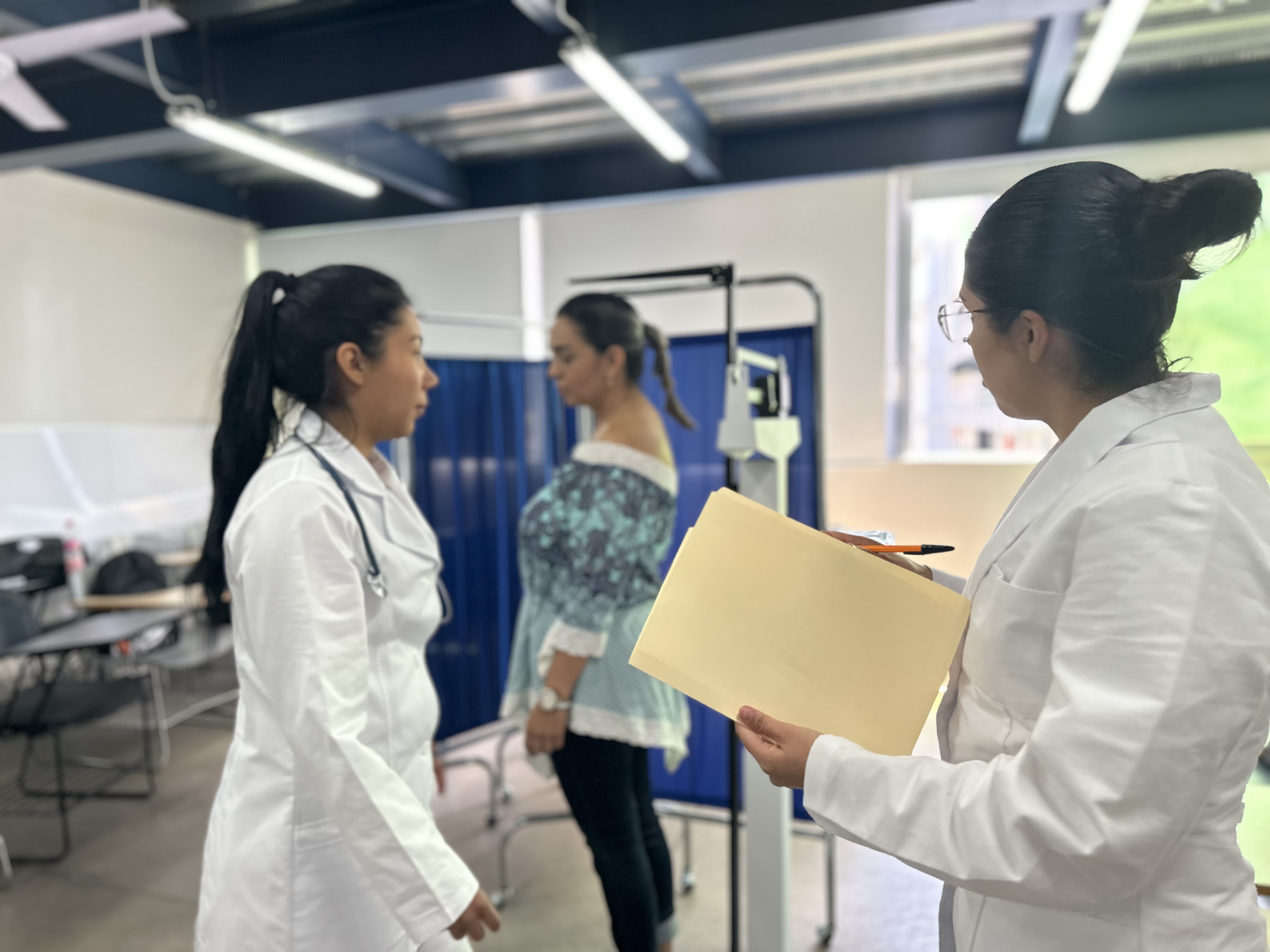 ALUMNOS DE MEDICINA REALIZAN PRÁCTICA DE ANTROPOMETRIA 