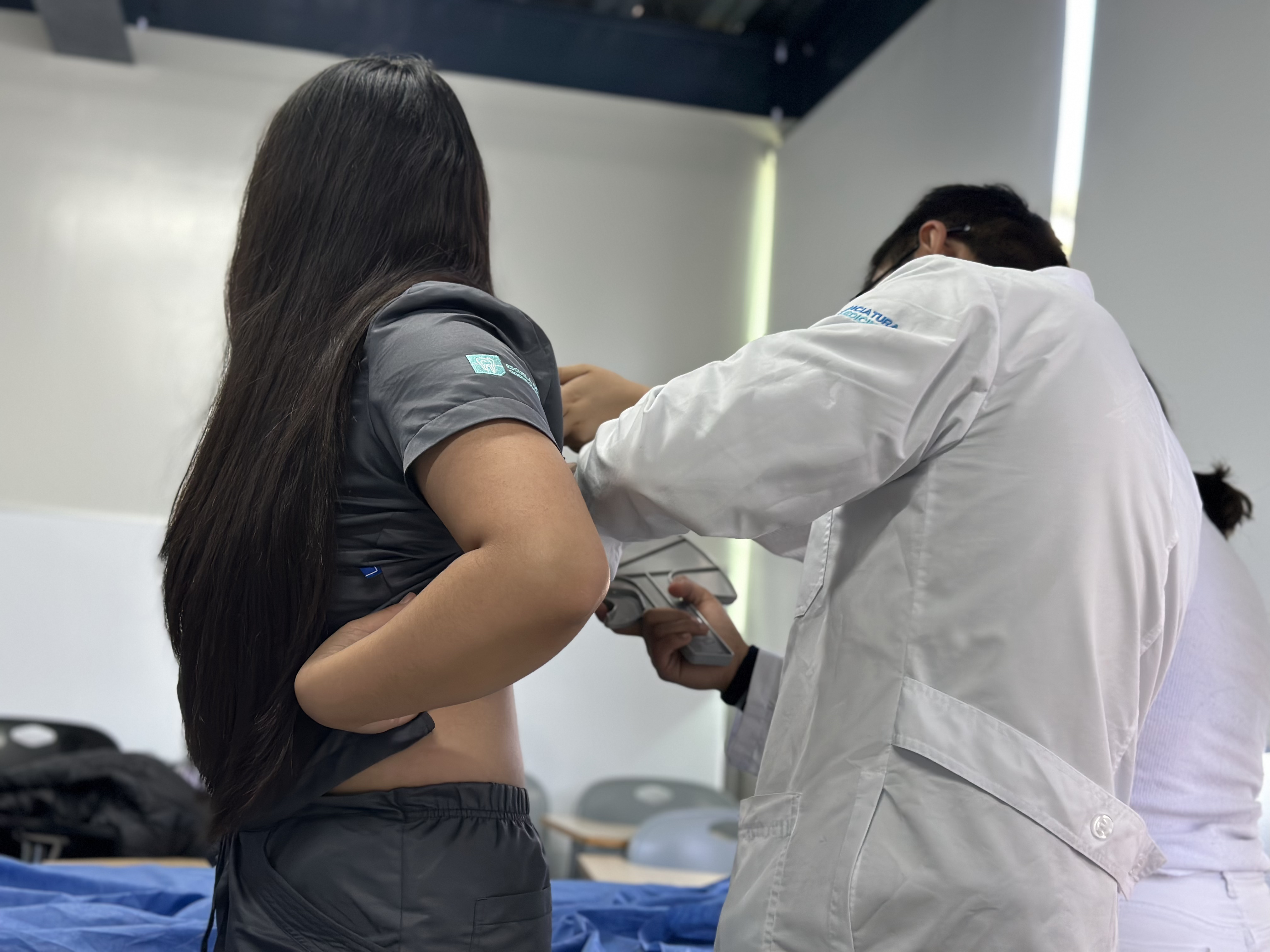 ALUMNOS DE MEDICINA REALIZAN PRÁCTICA DE ANTROPOMETRIA 