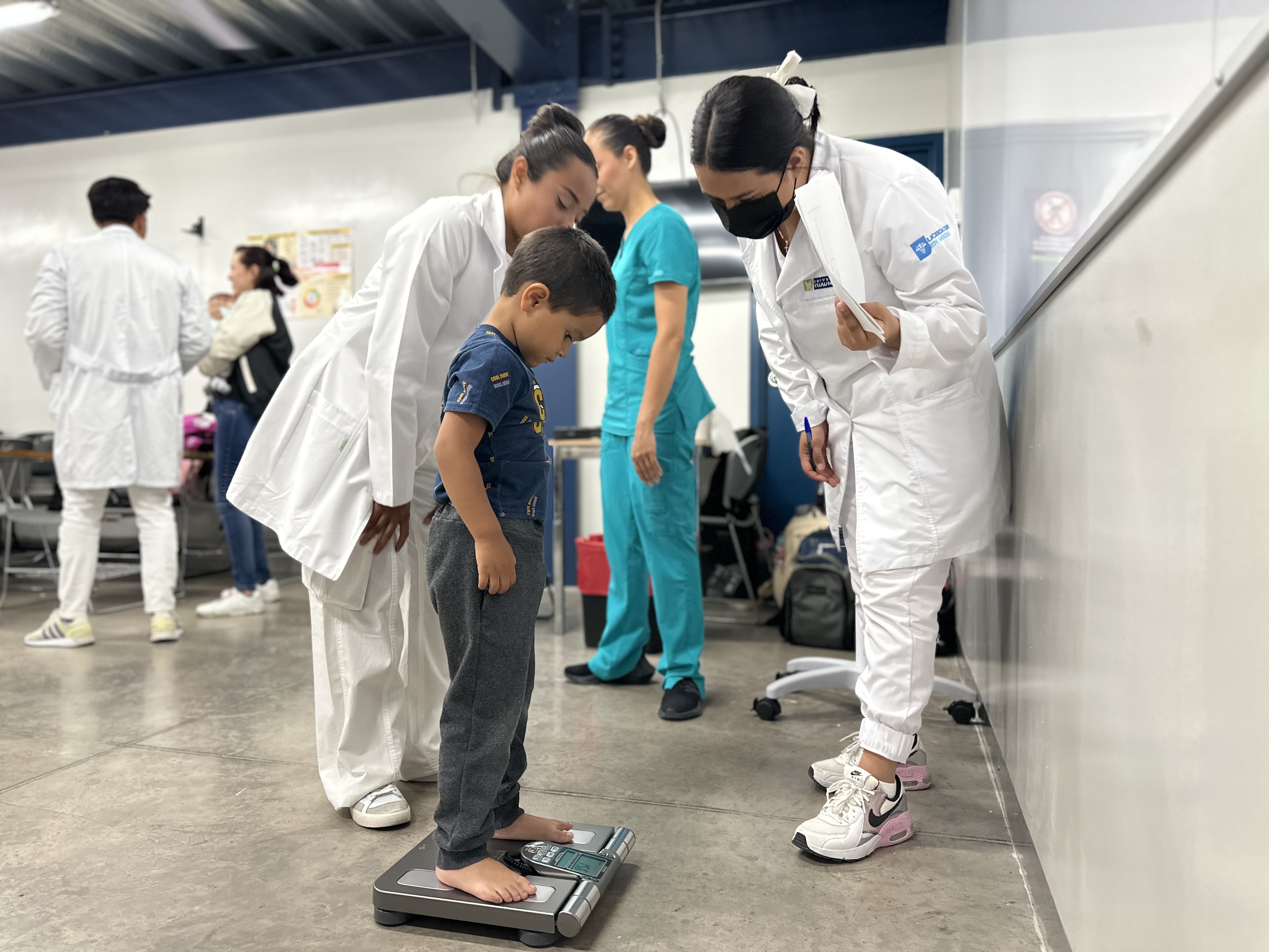 ALUMNOS DE MEDICINA REALIZAN PRÁCTICA DE ANTROPOMETRIA 