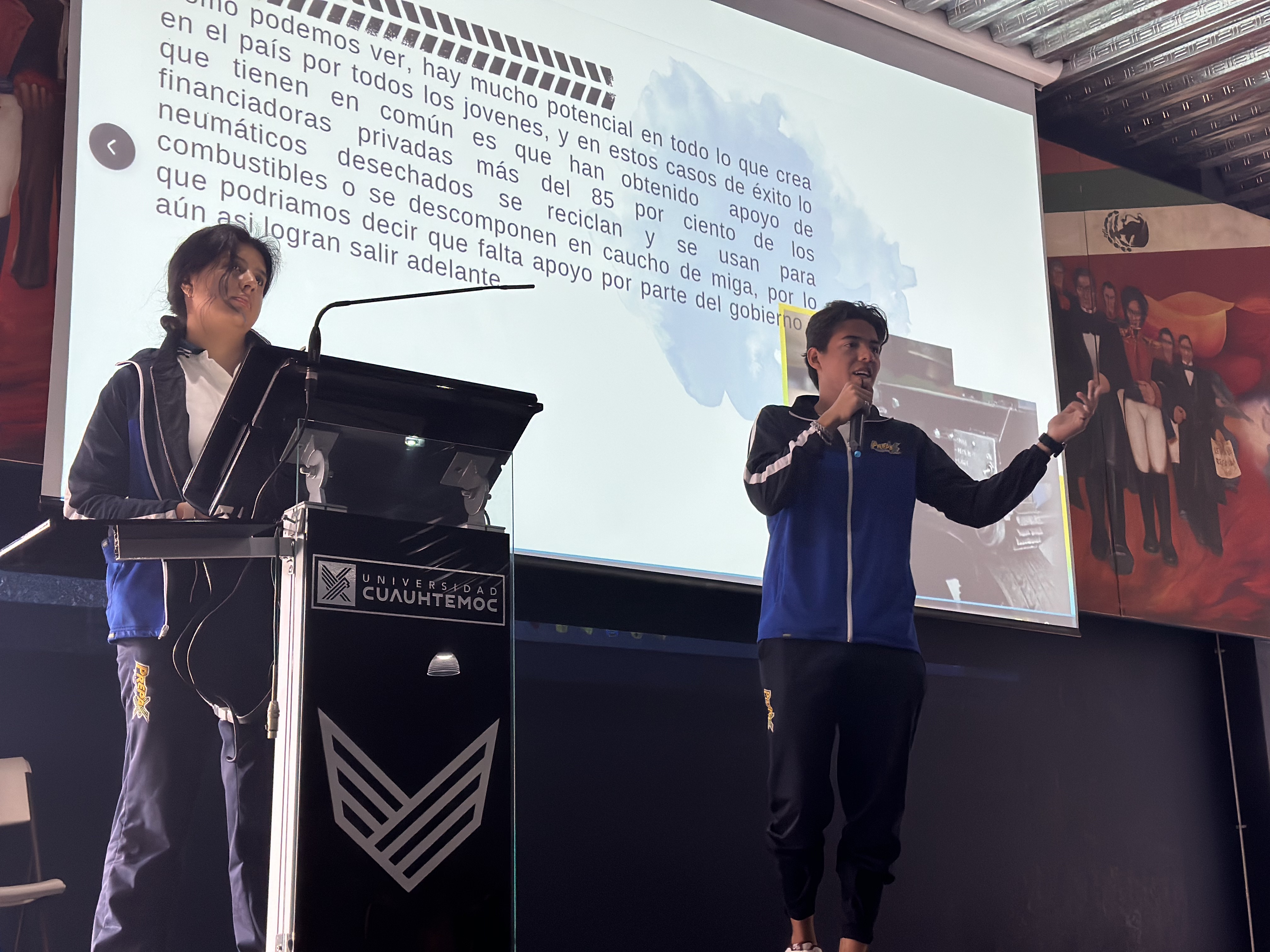 ALUMNOS DE PREPA PRESENTAN EMPRENDIMIENTO Y EMPRESA