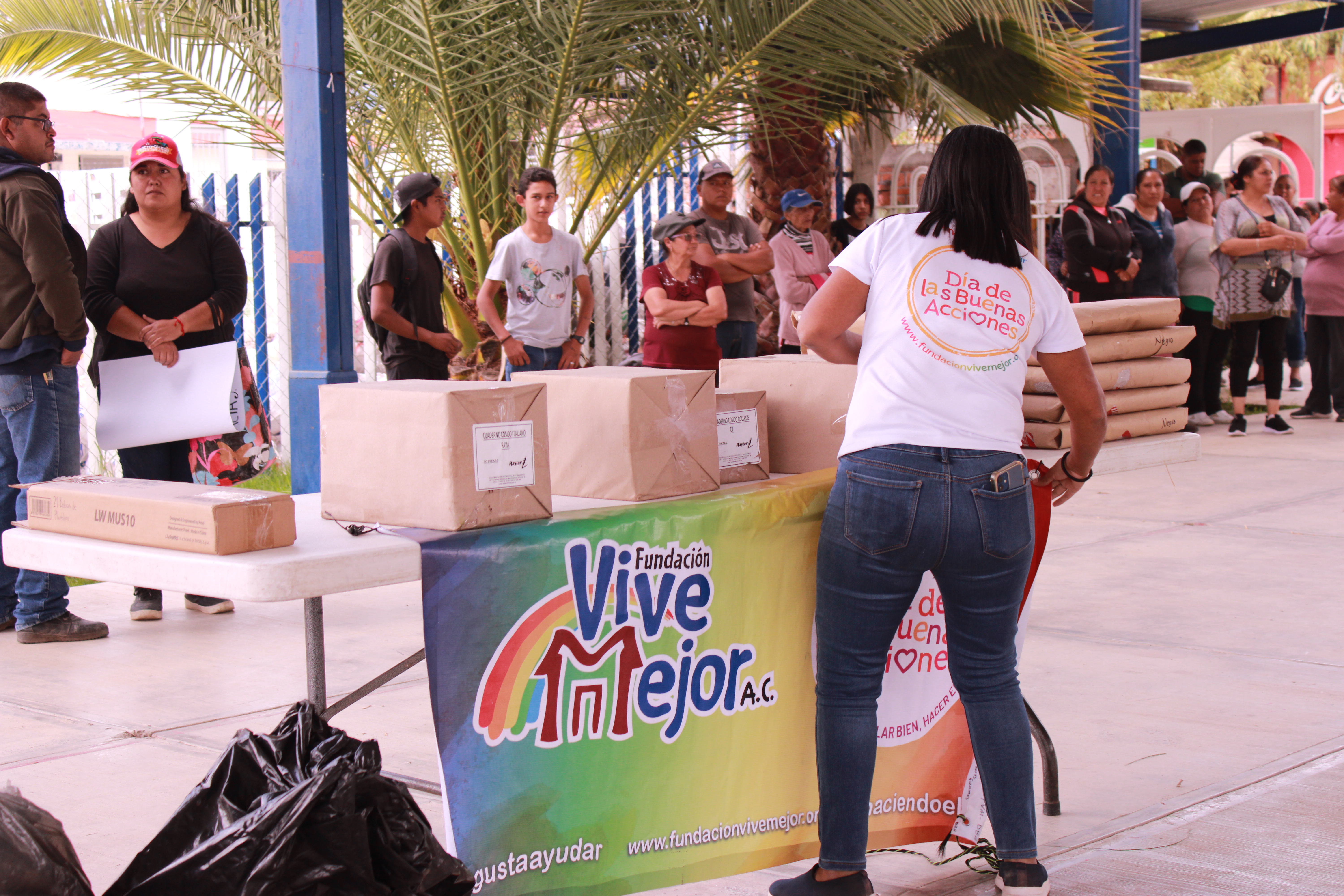 La Universidad Cuauhtémoc entrega 678 kits de útiles escolares a niños de Amealco