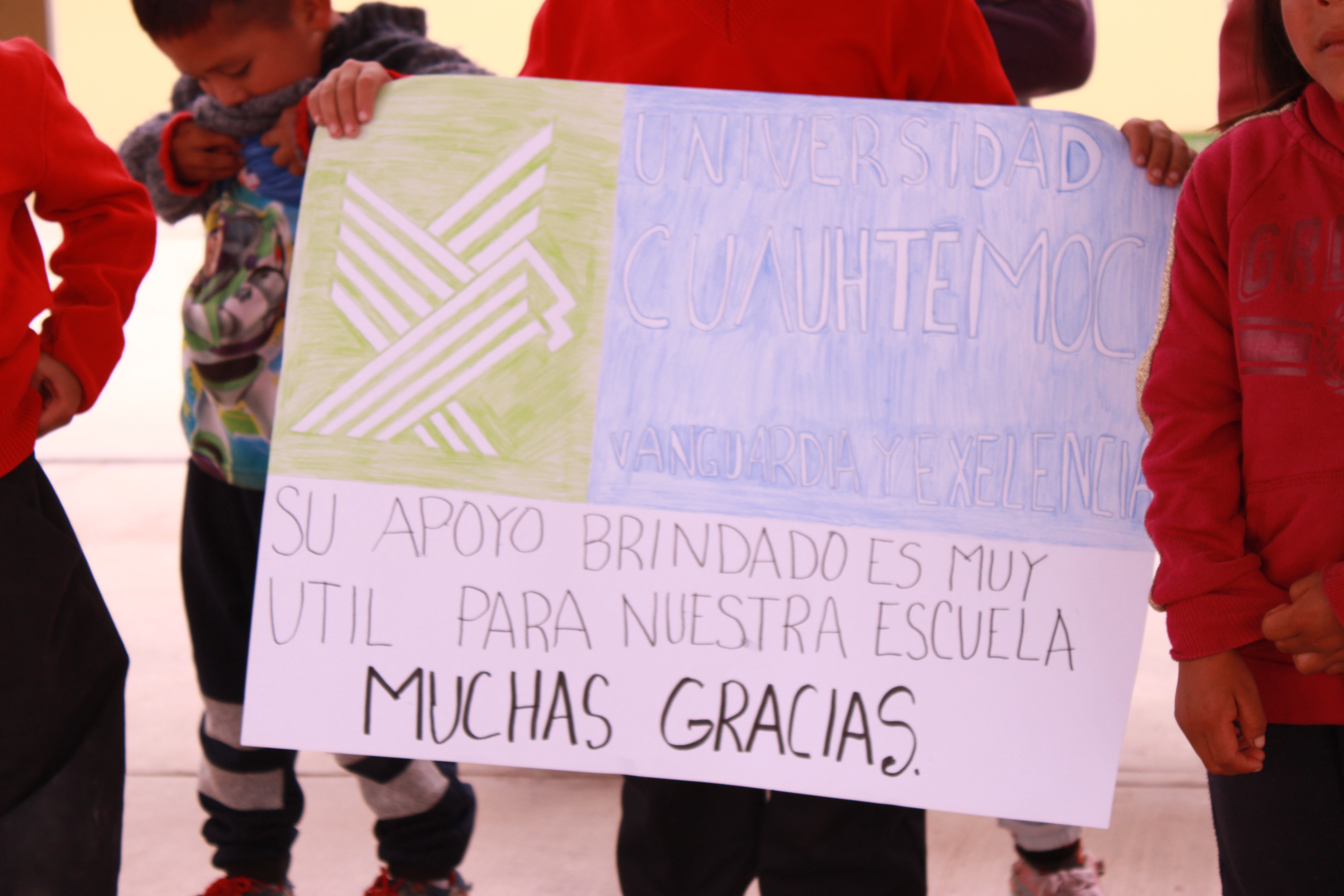 La Universidad Cuauhtémoc entrega 678 kits de útiles escolares a niños de Amealco