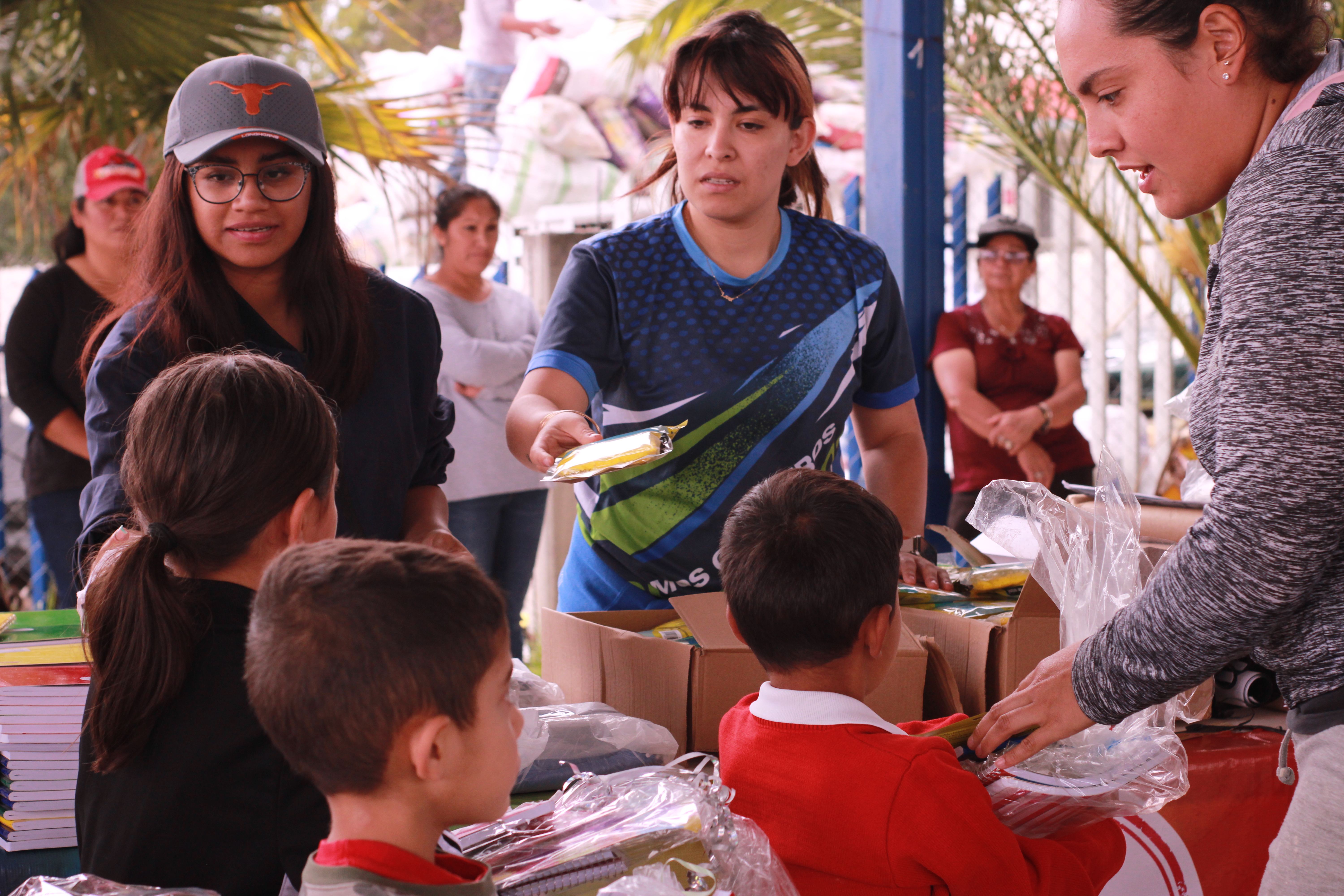 La Universidad Cuauhtémoc entrega 678 kits de útiles escolares a niños de Amealco