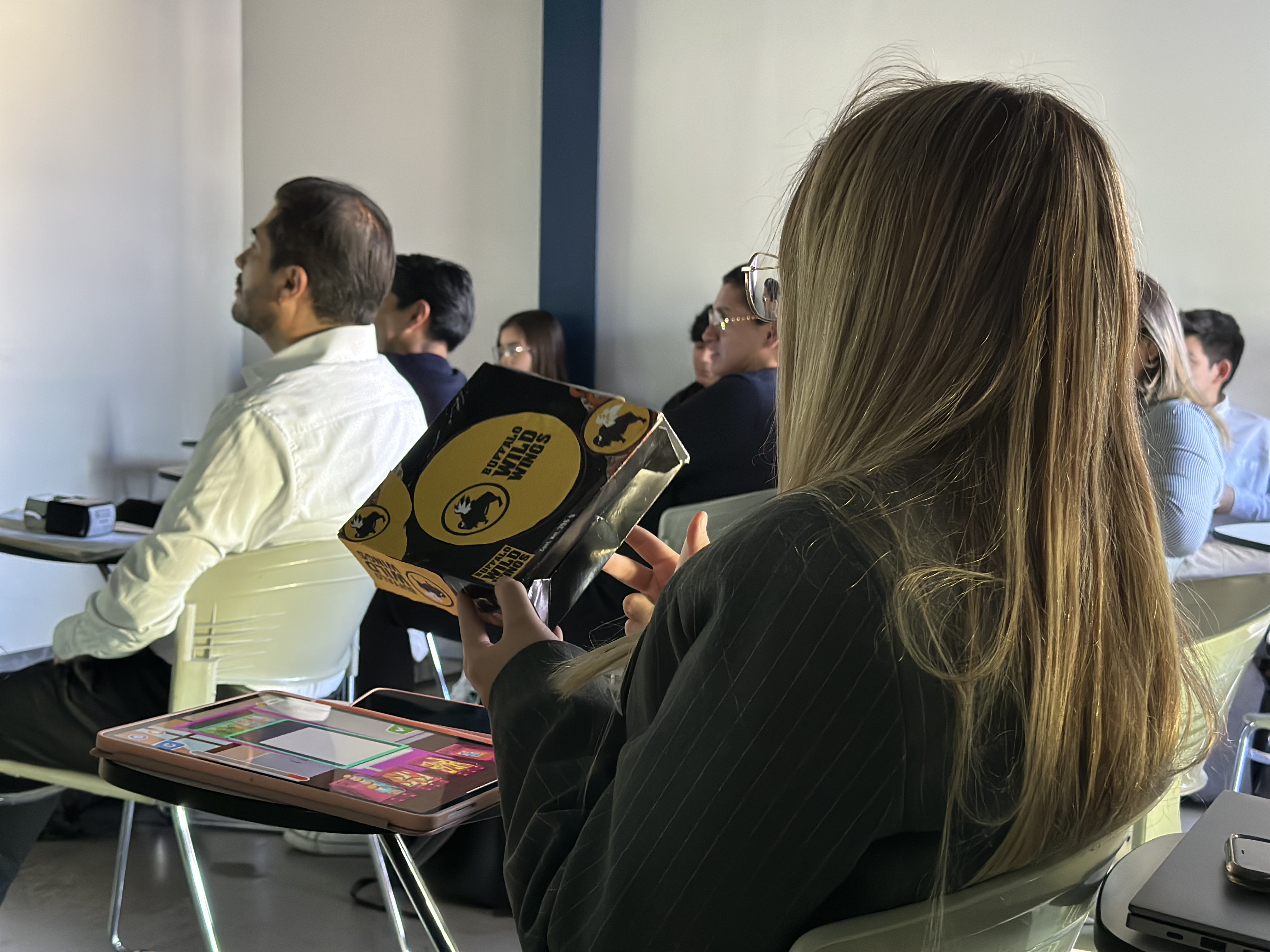 ALUMNOS DE LA LICENCIATURA EN MERCADOTECNIA Y PUBLICIDAD PRESENTAN PROYECTOS FINALES