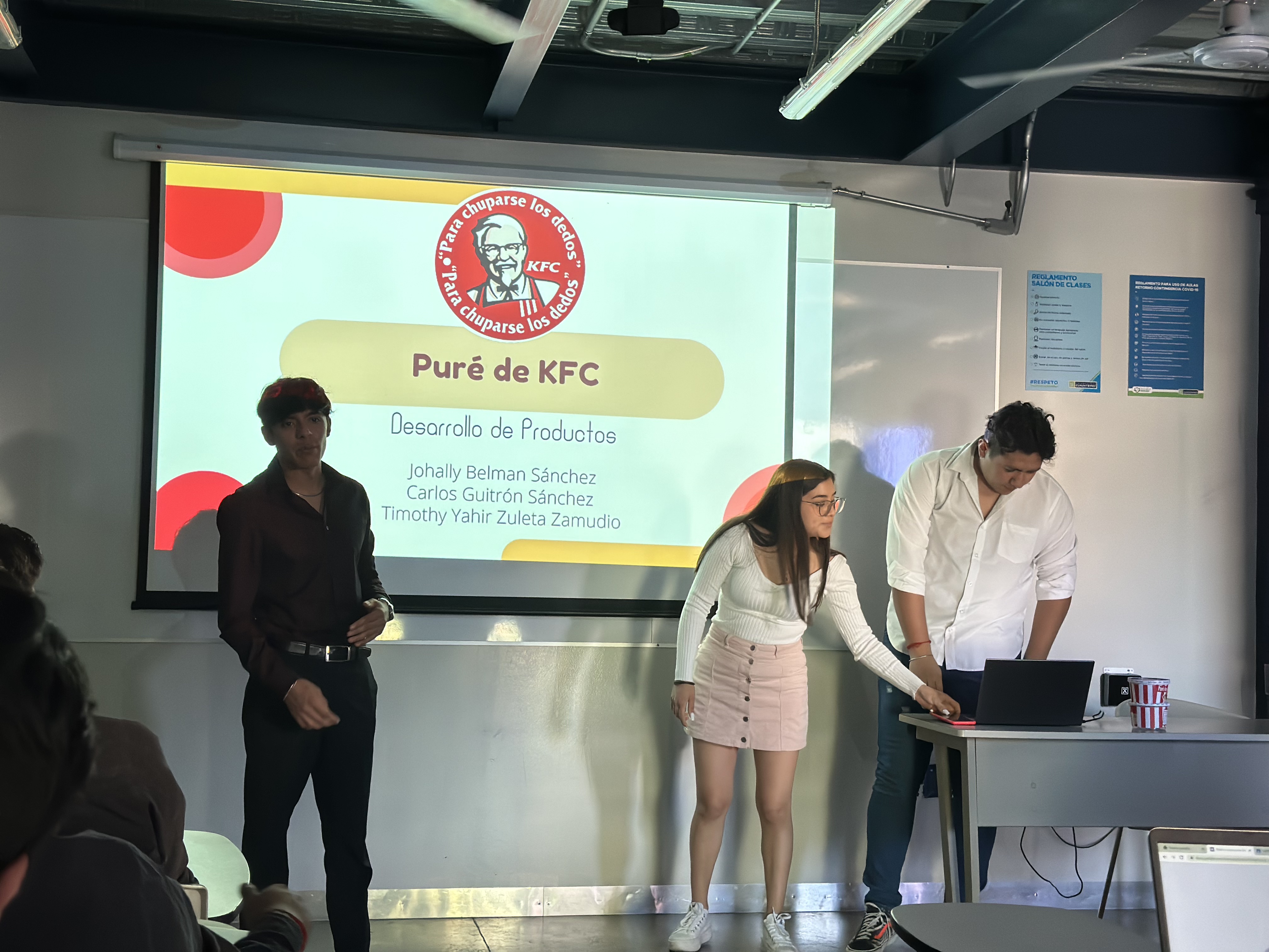 ALUMNOS DE LA LICENCIATURA EN MERCADOTECNIA Y PUBLICIDAD PRESENTAN PROYECTOS FINALES