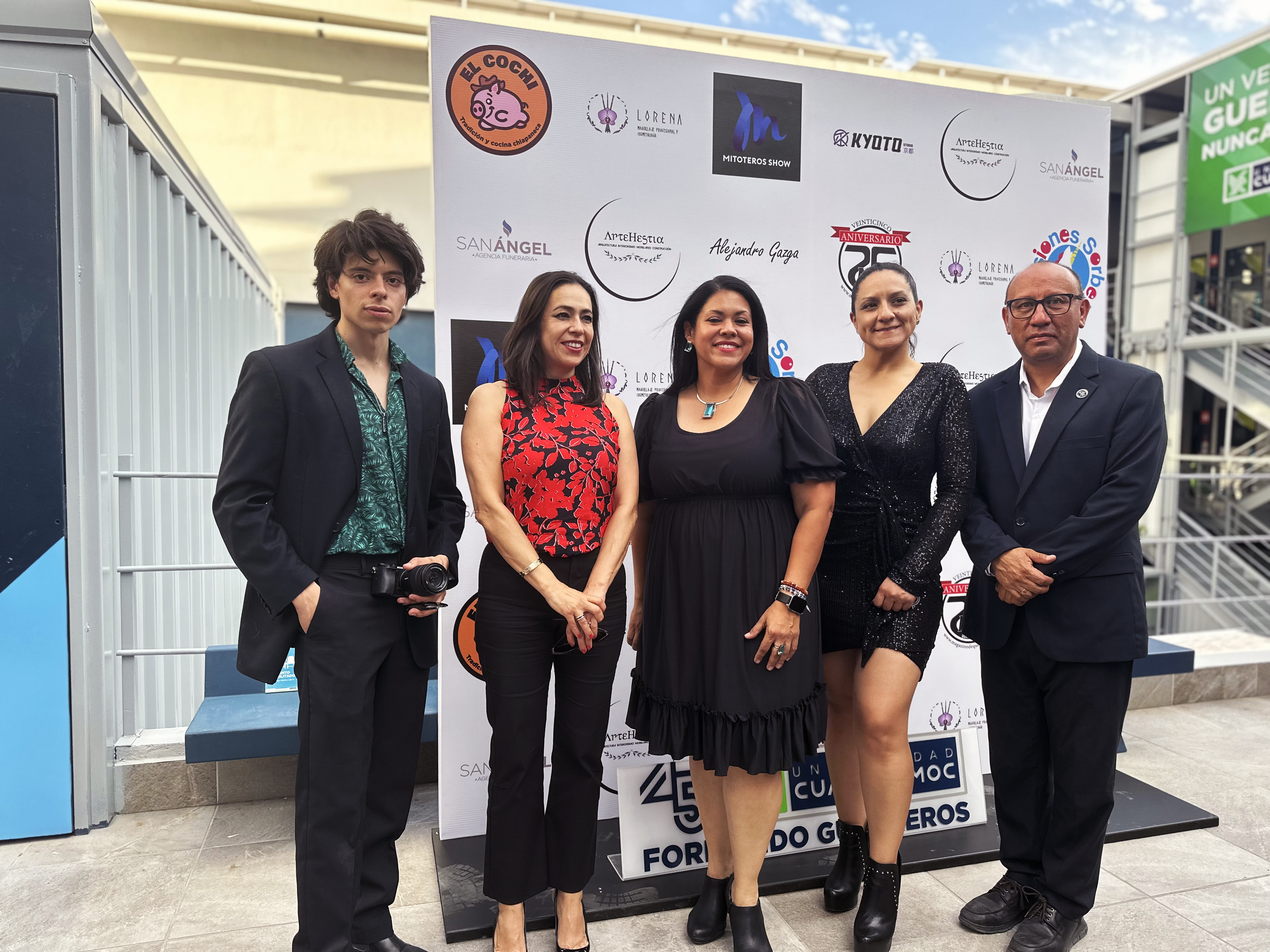 ALUMNOS DE COMUNICACIÓN NOS LLEVAN A LA ALFOMBRA ROJA