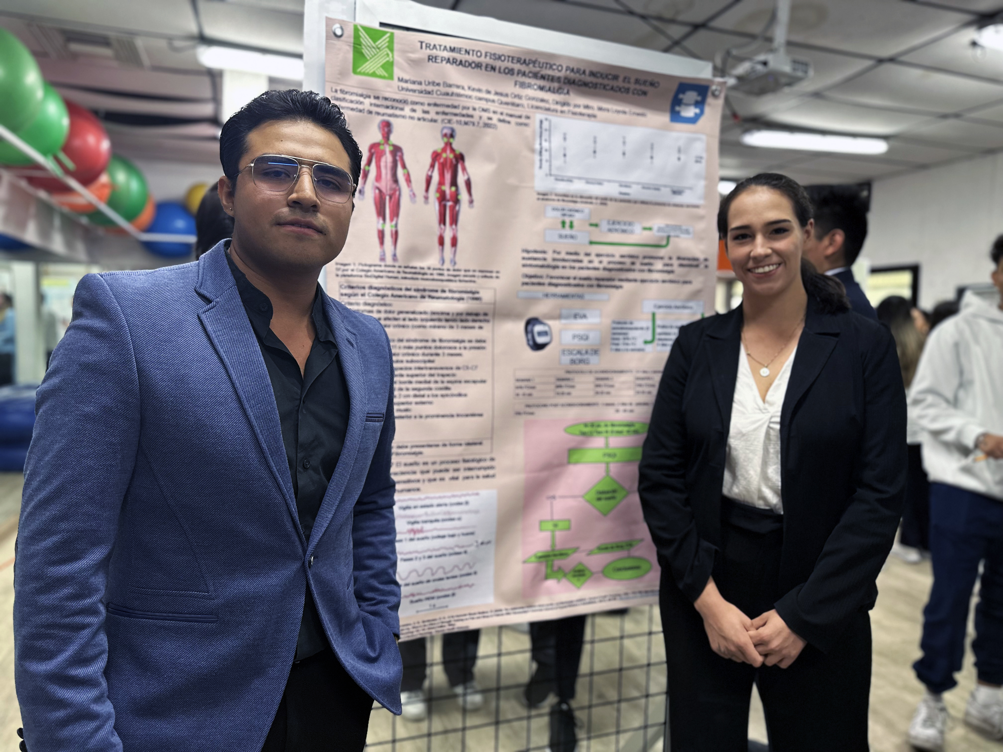 ALUMNOS DE FISIOTERAPIA EXPONEN CARTELES PARA SEMINARIO DE TESIS