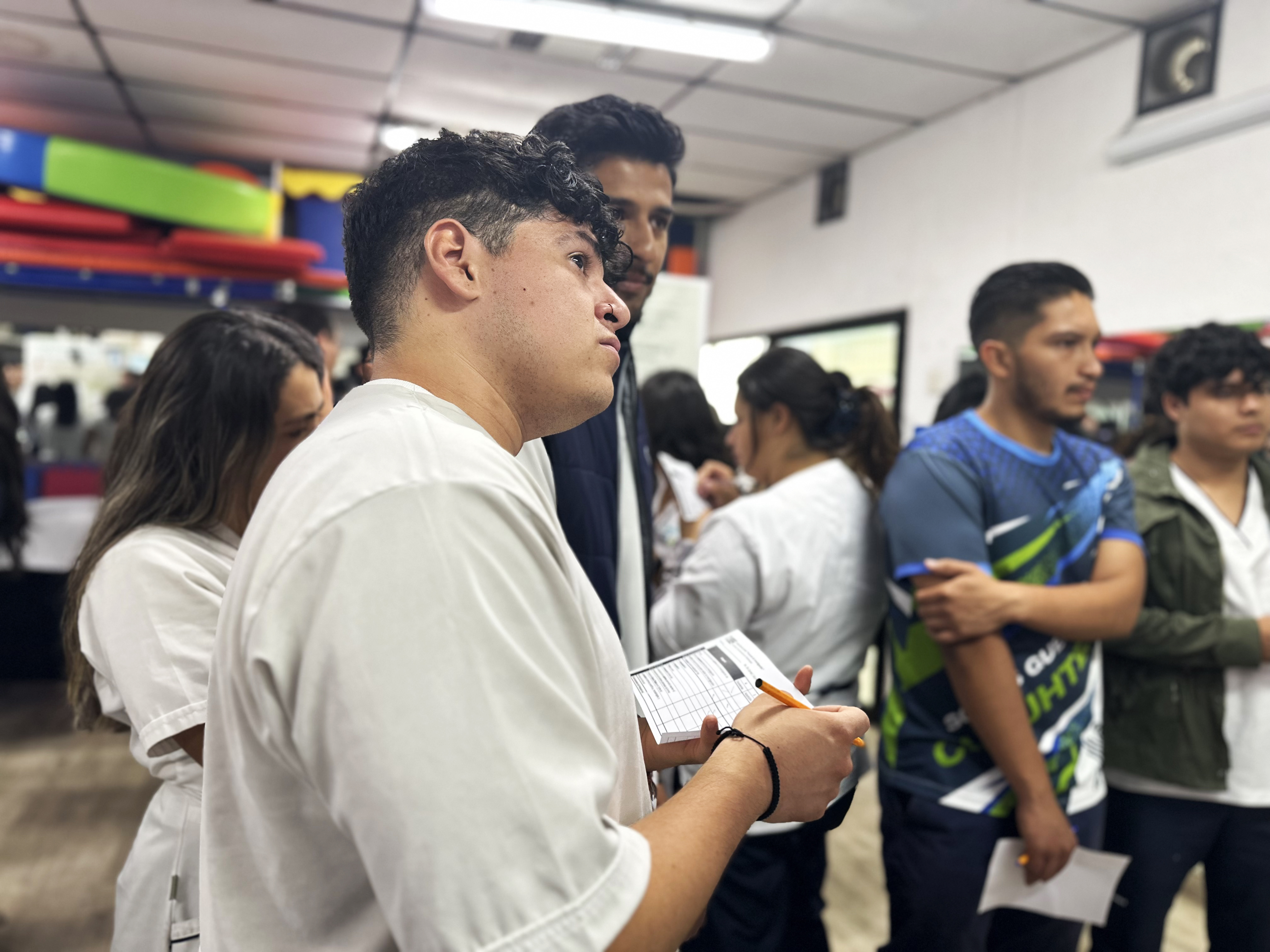 ALUMNOS DE FISIOTERAPIA EXPONEN CARTELES PARA SEMINARIO DE TESIS