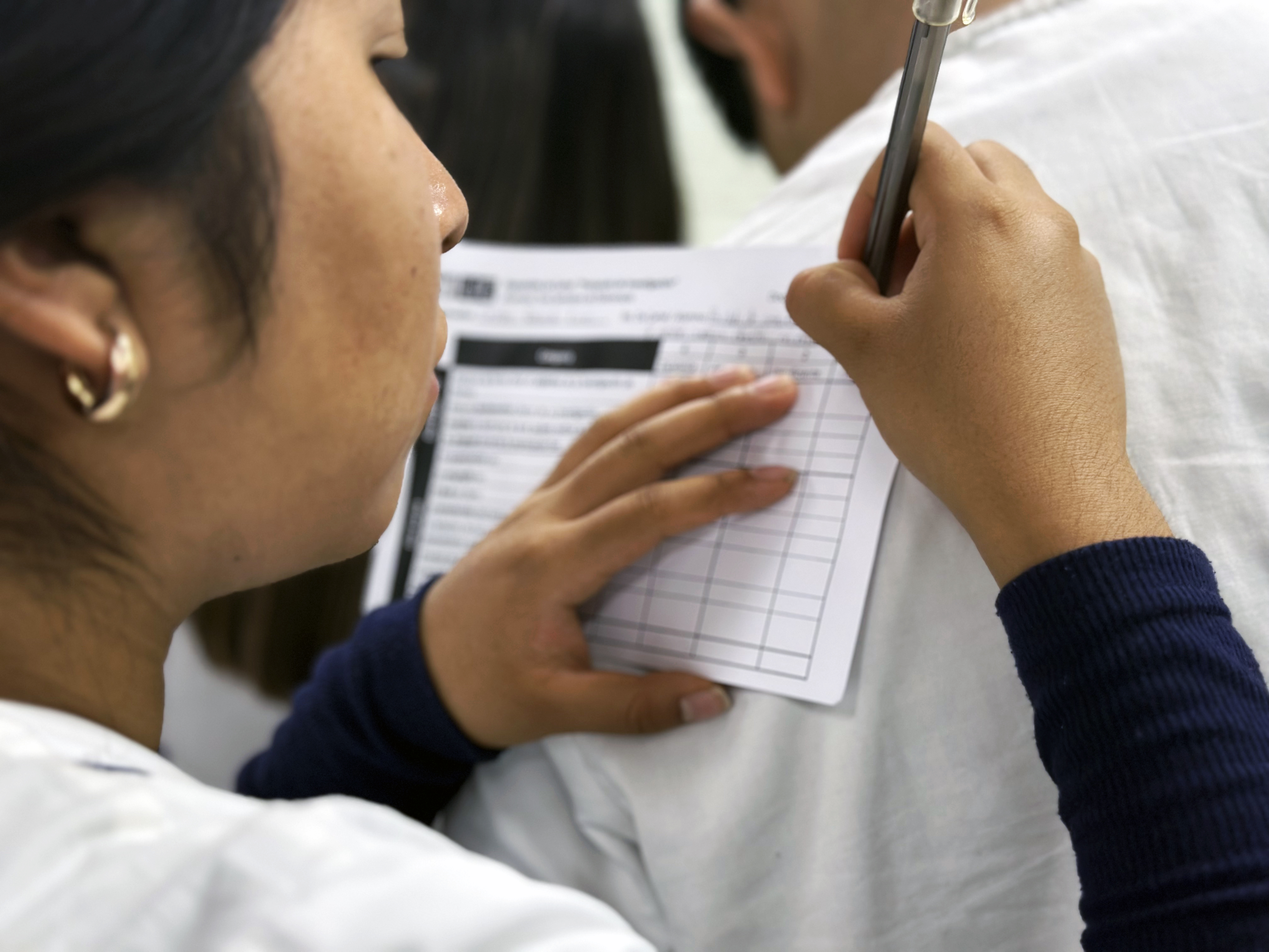 ALUMNOS DE FISIOTERAPIA EXPONEN CARTELES PARA SEMINARIO DE TESIS