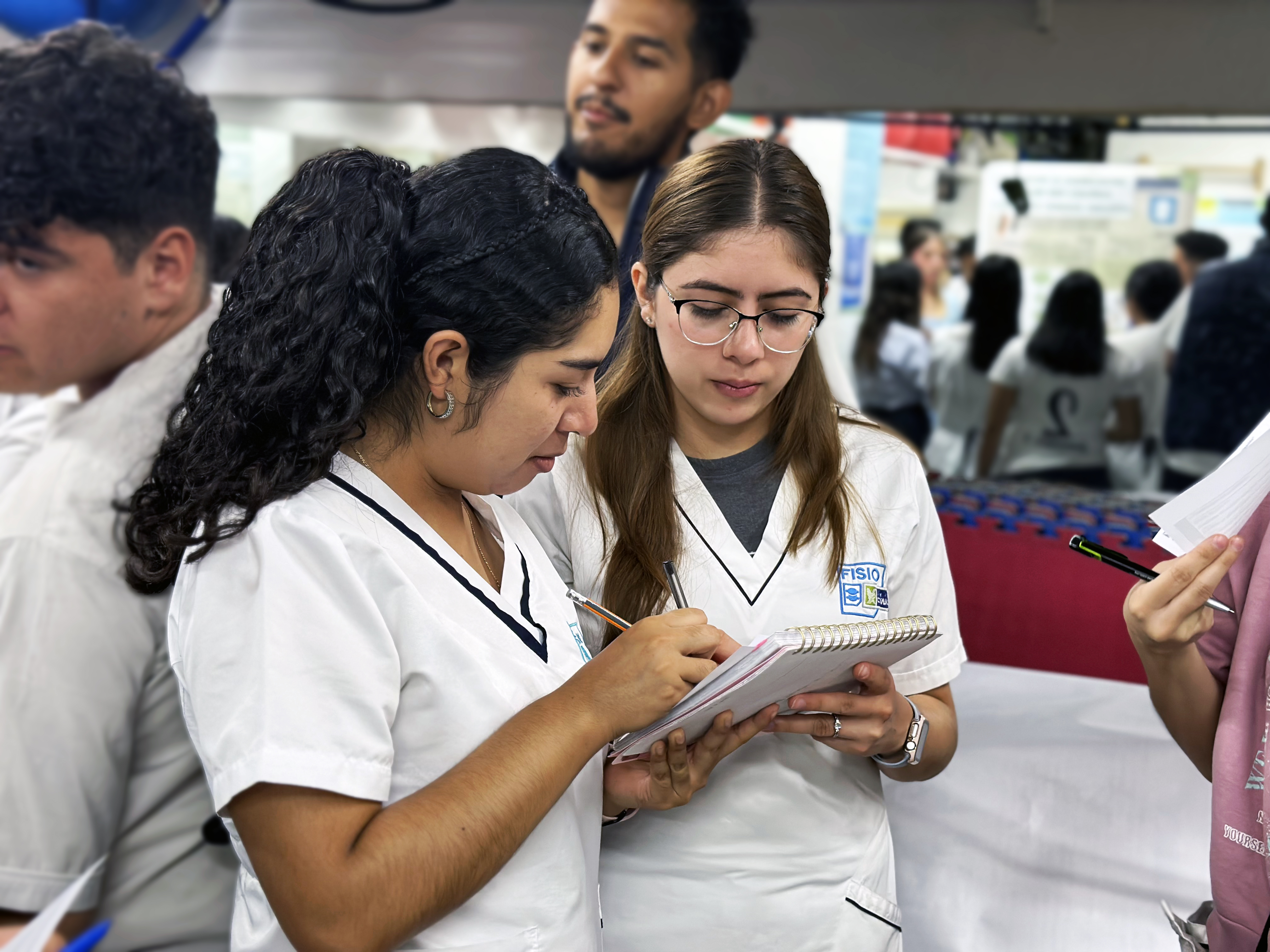 ALUMNOS DE FISIOTERAPIA EXPONEN CARTELES PARA SEMINARIO DE TESIS