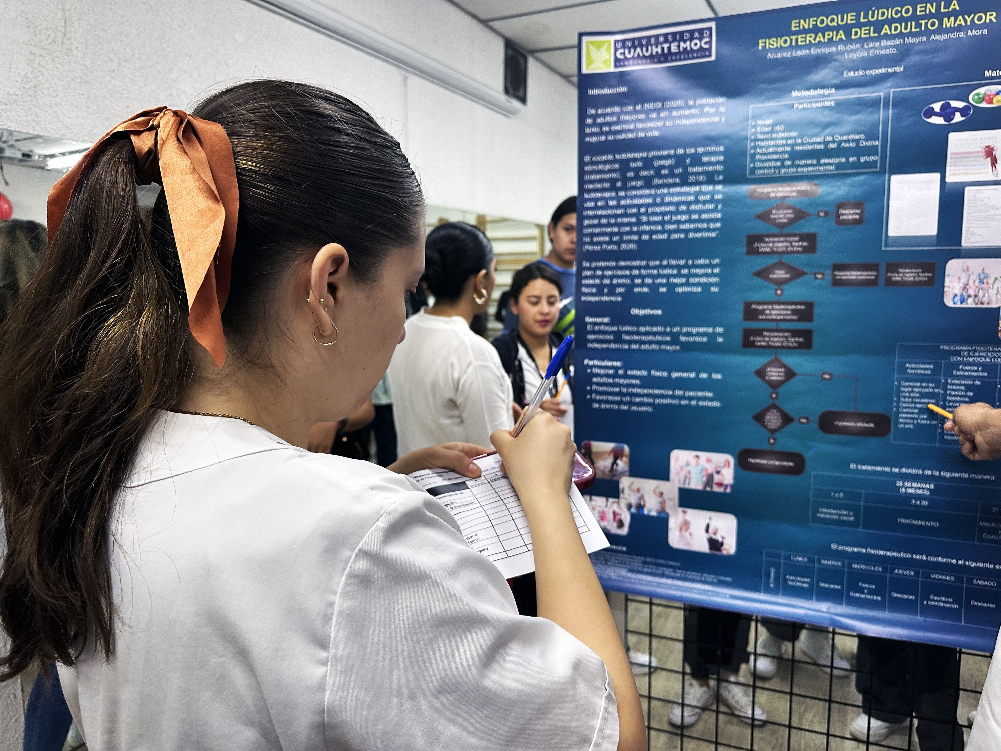 ALUMNOS DE FISIOTERAPIA EXPONEN CARTELES PARA SEMINARIO DE TESIS