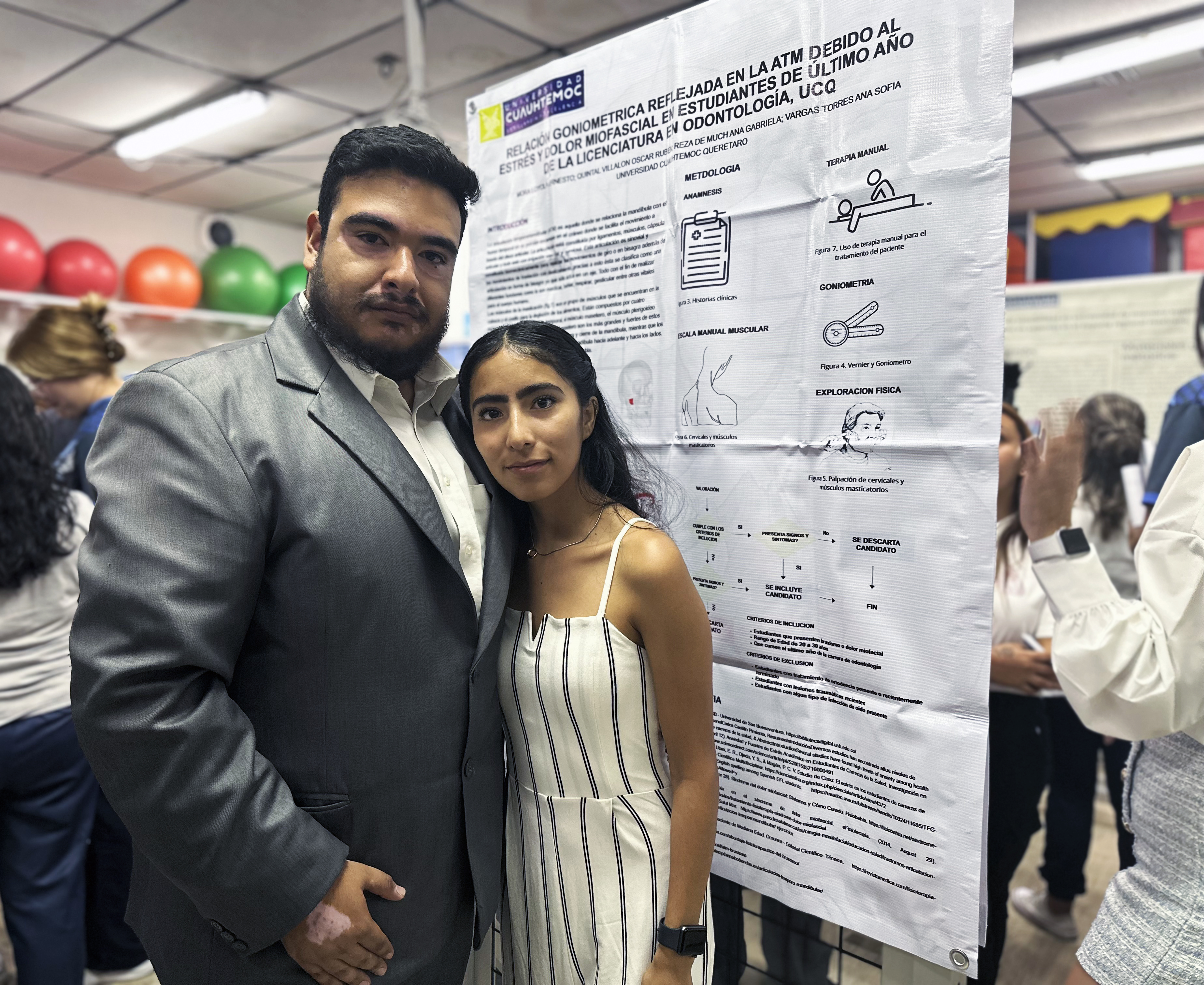 ALUMNOS DE FISIOTERAPIA EXPONEN CARTELES PARA SEMINARIO DE TESIS