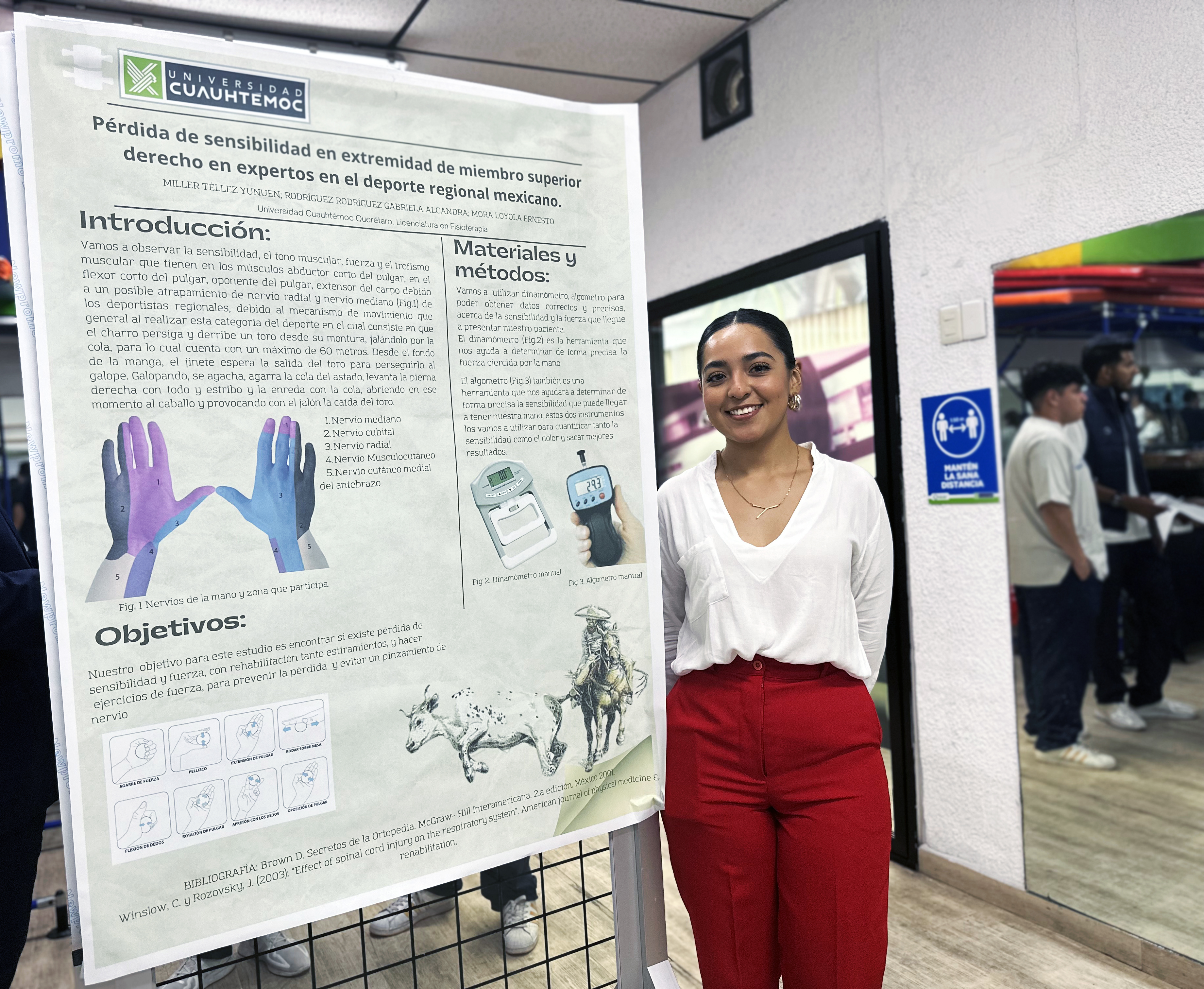 ALUMNOS DE FISIOTERAPIA EXPONEN CARTELES PARA SEMINARIO DE TESIS