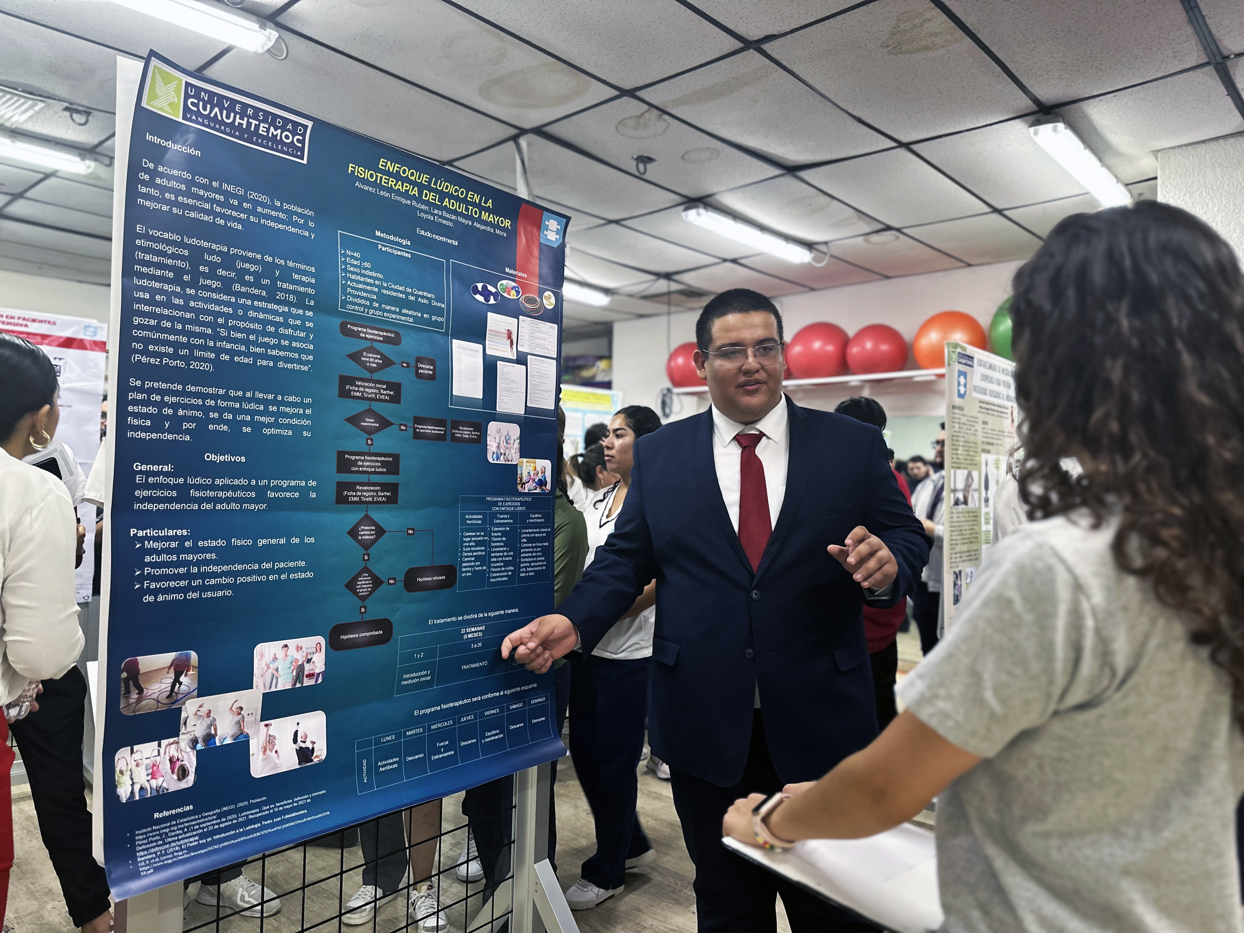 ALUMNOS DE FISIOTERAPIA EXPONEN CARTELES PARA SEMINARIO DE TESIS