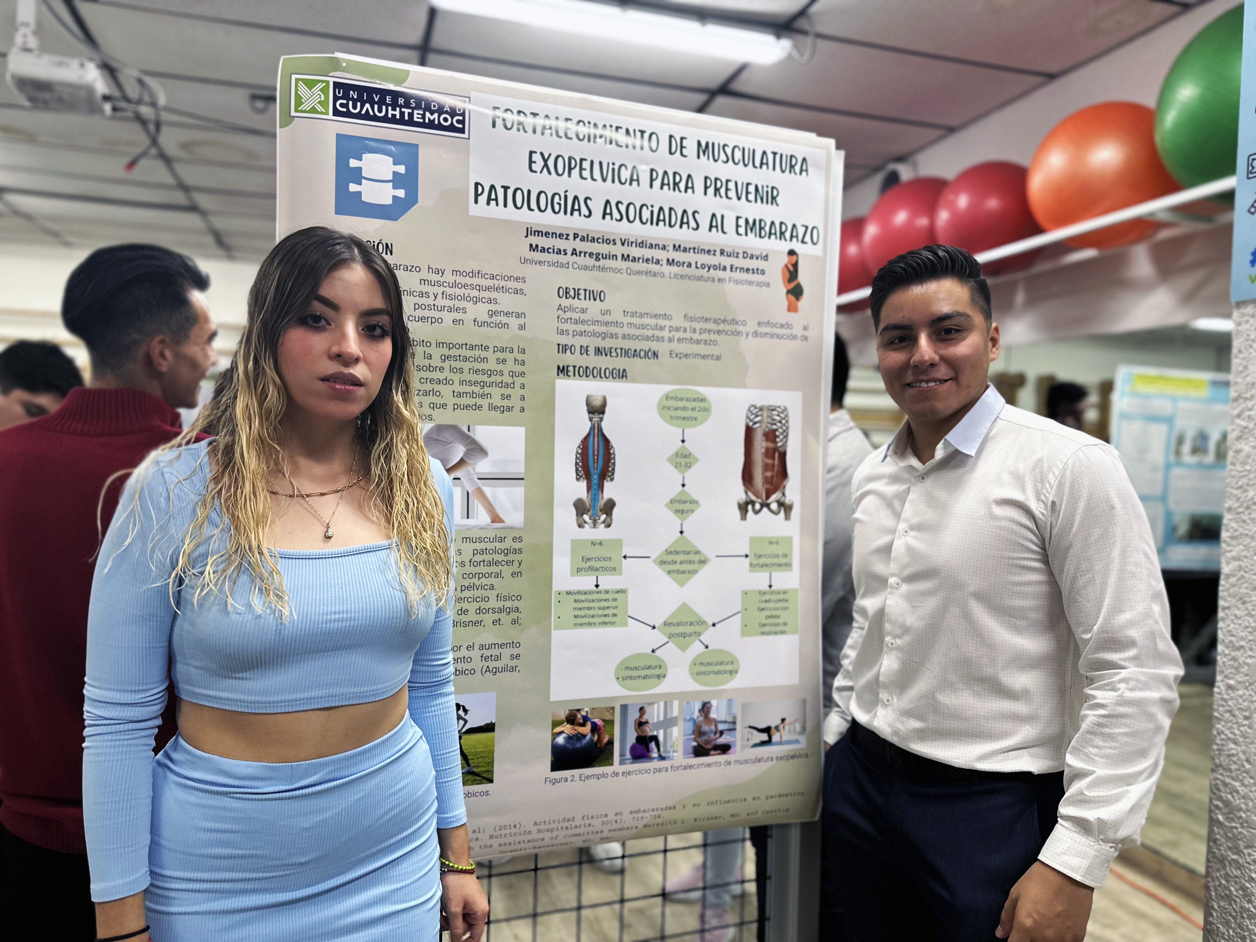 ALUMNOS DE FISIOTERAPIA EXPONEN CARTELES PARA SEMINARIO DE TESIS