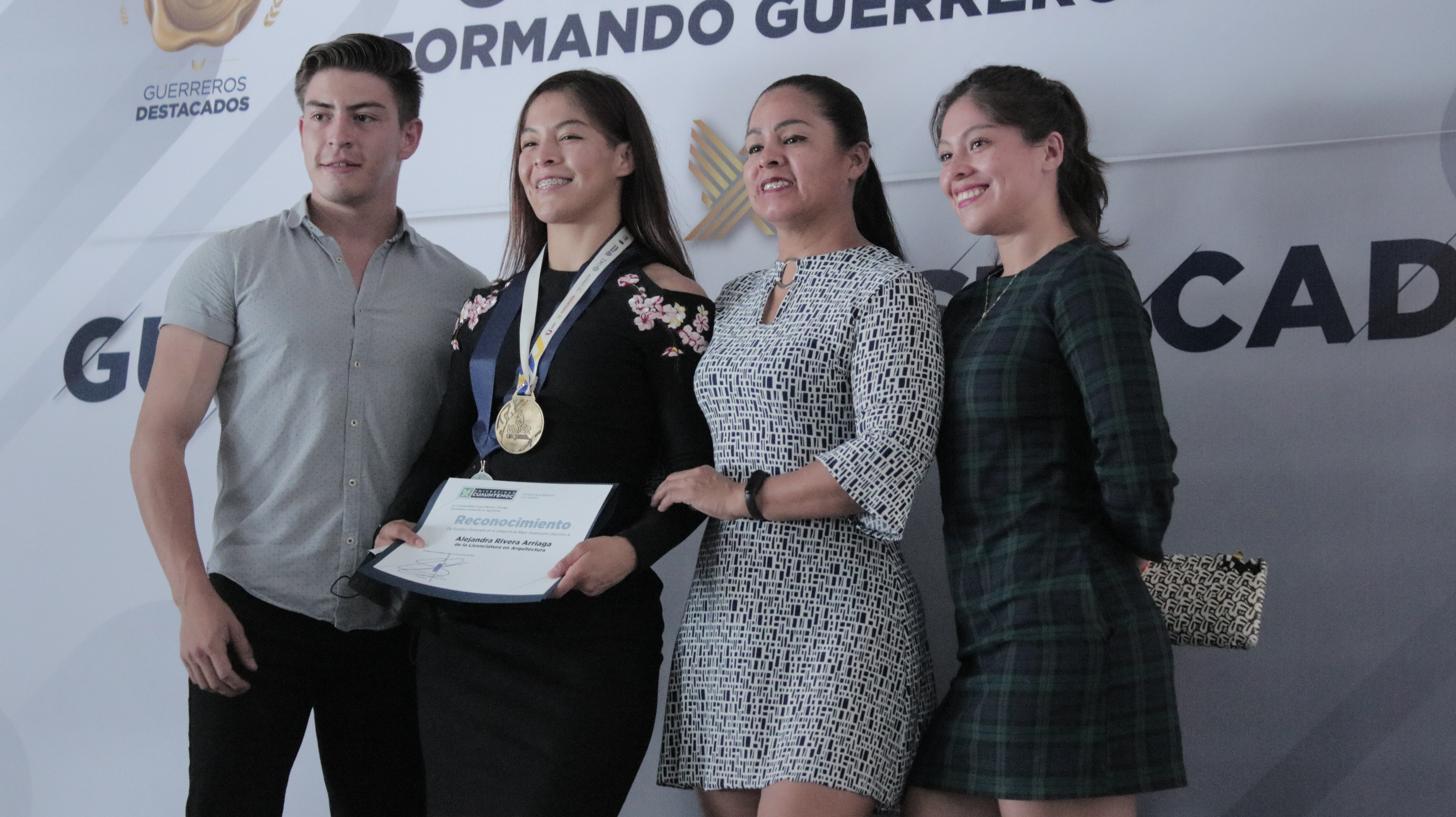 ENTREGA DE RECONOCIMIENTOS A GUERREROS DESTACADOS