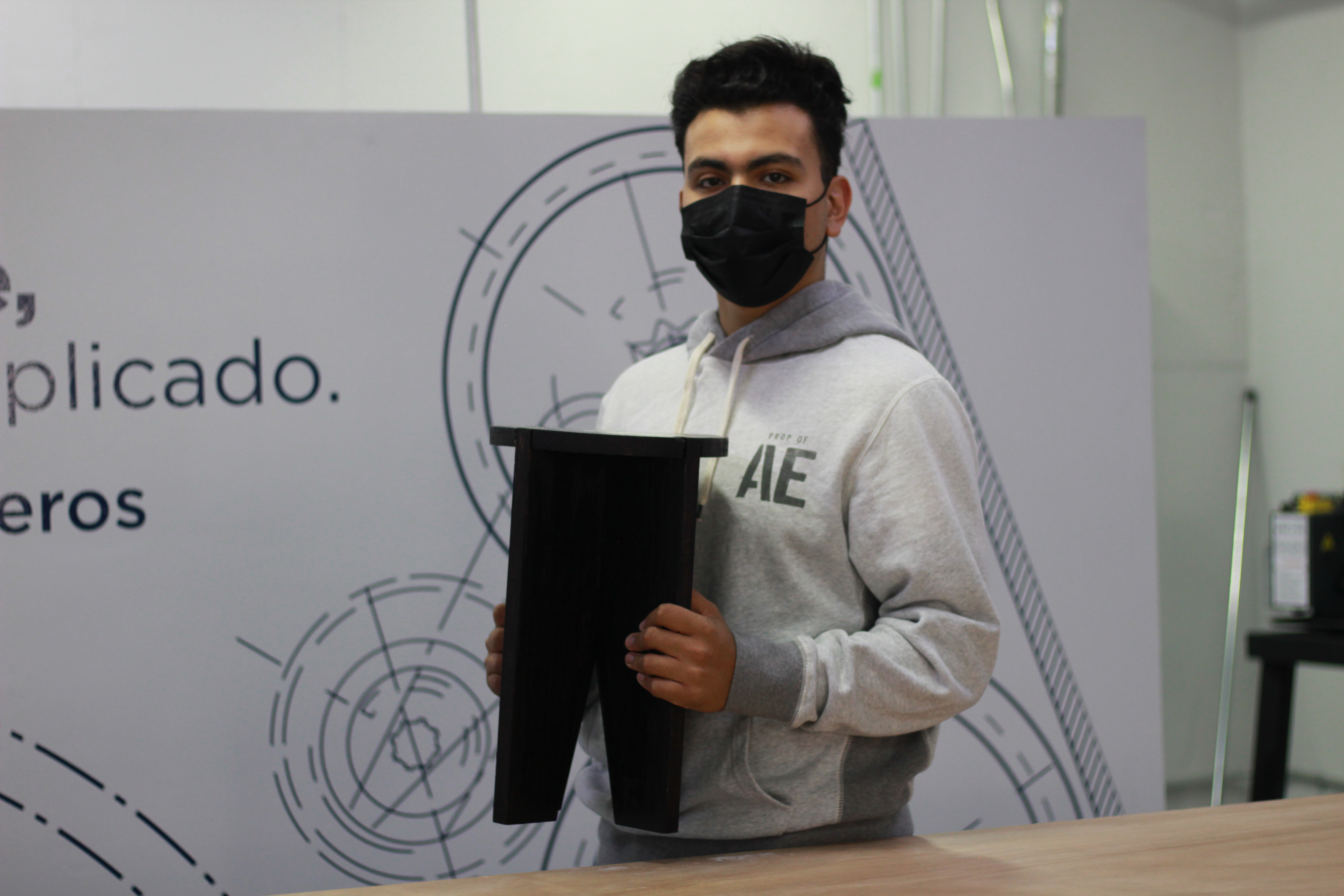 ALUMNOS DE DISEÑO INDUSTRIAL REALIZAN BANCOS Y MESAS DESARMABLES