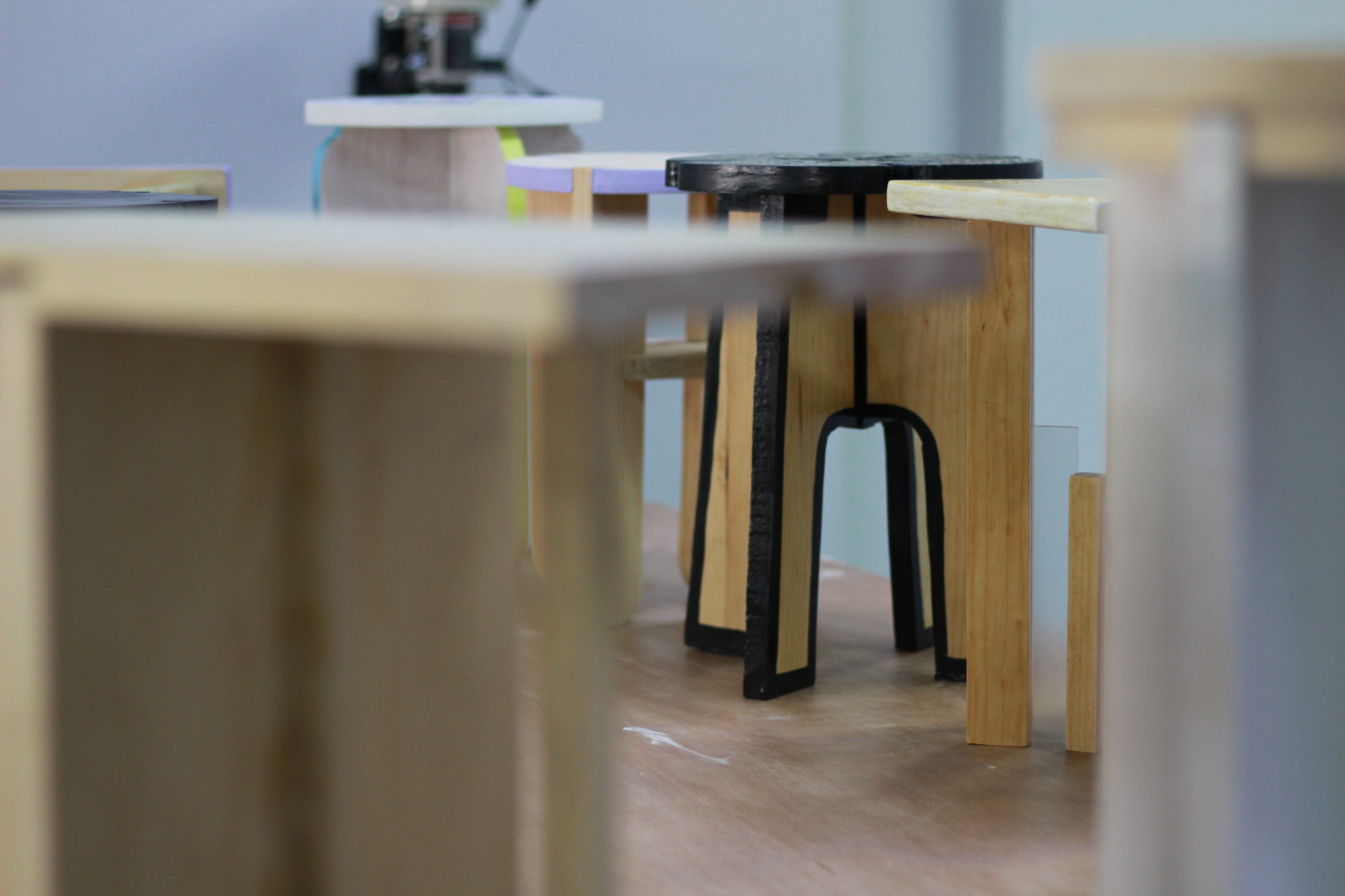 ALUMNOS DE DISEÑO INDUSTRIAL REALIZAN BANCOS Y MESAS DESARMABLES