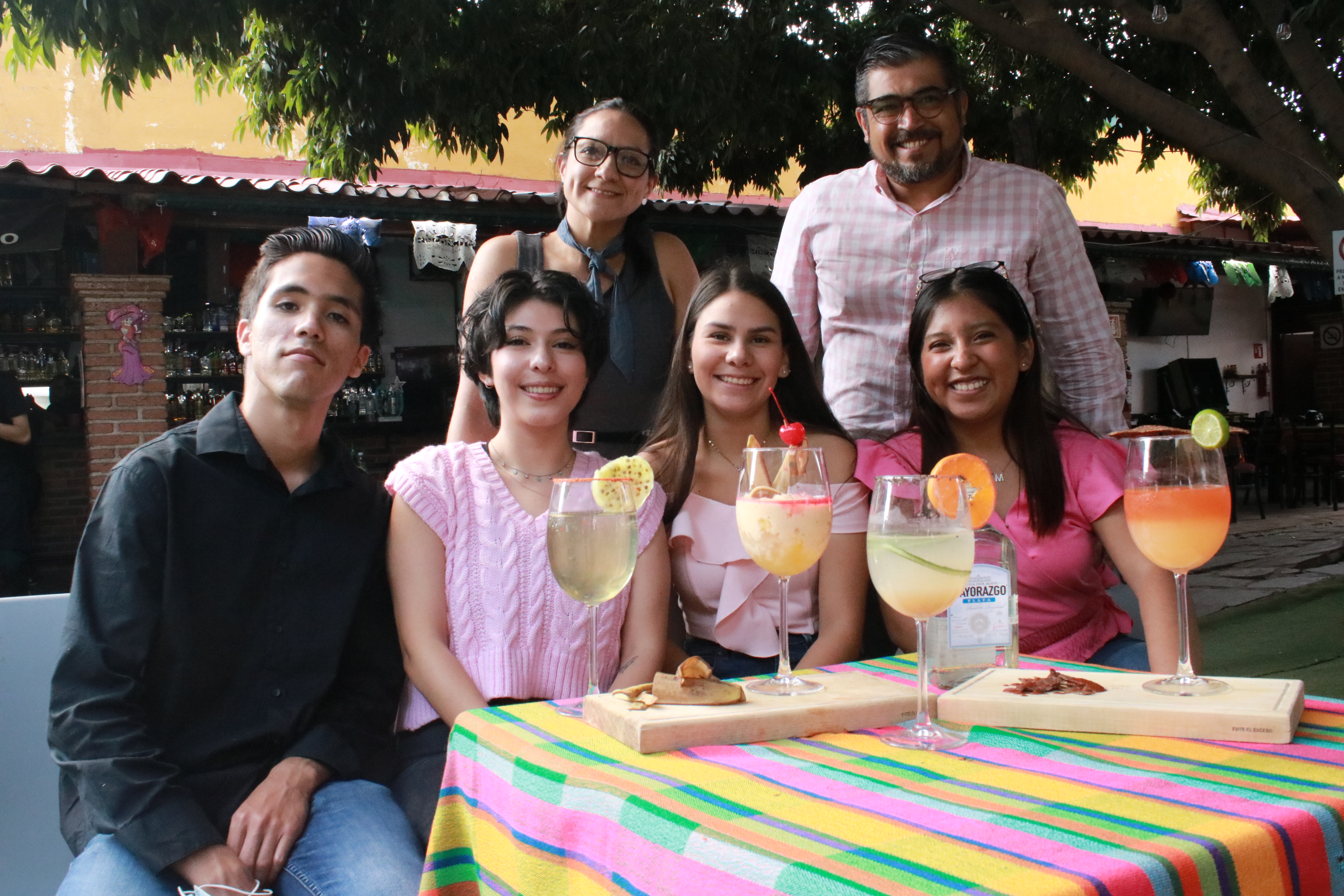 ALUMNOS DE TURISMO PRESENTAN COCTELES EN RINCONCITO CANTINA BAR