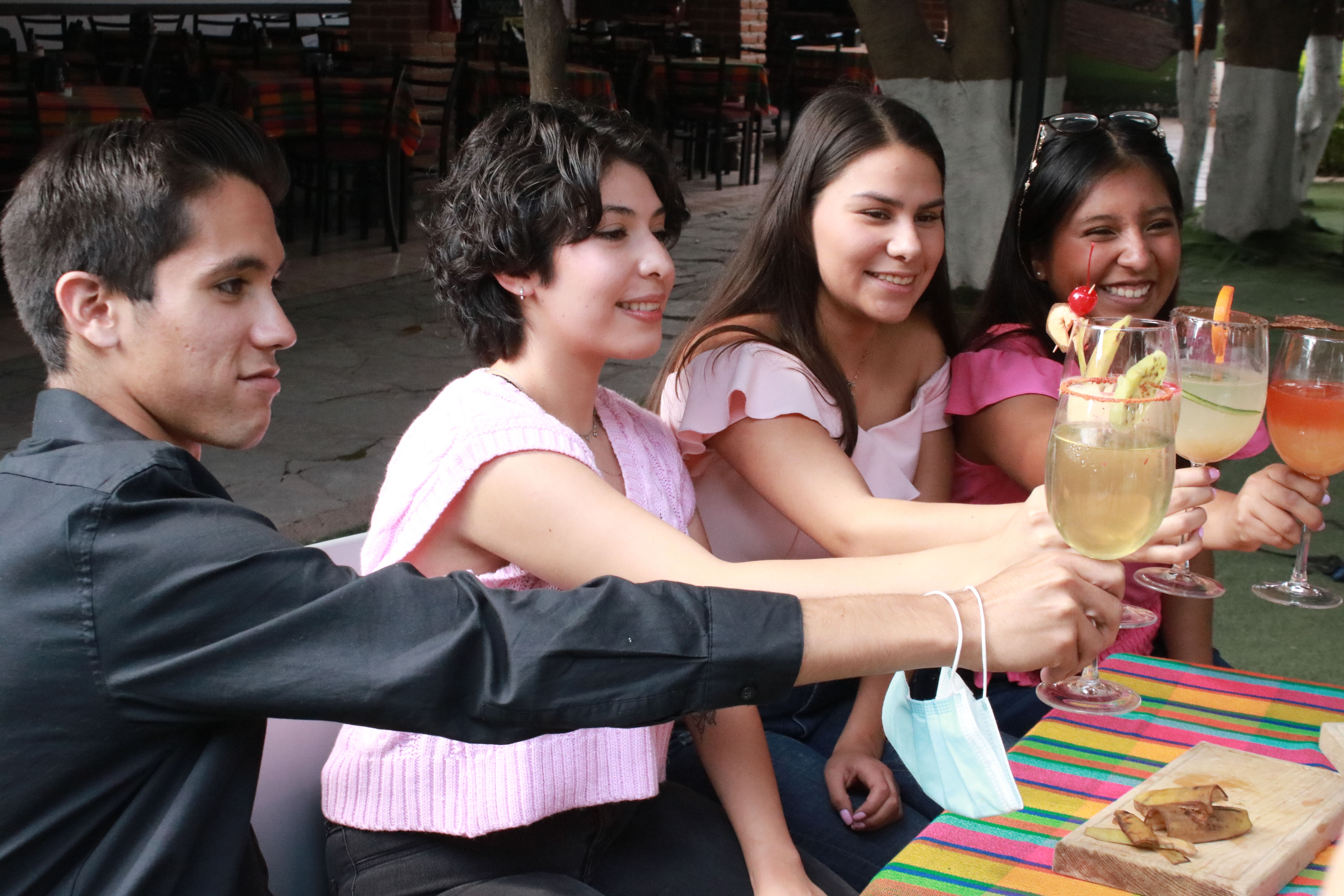 ALUMNOS DE TURISMO PRESENTAN COCTELES EN RINCONCITO CANTINA BAR